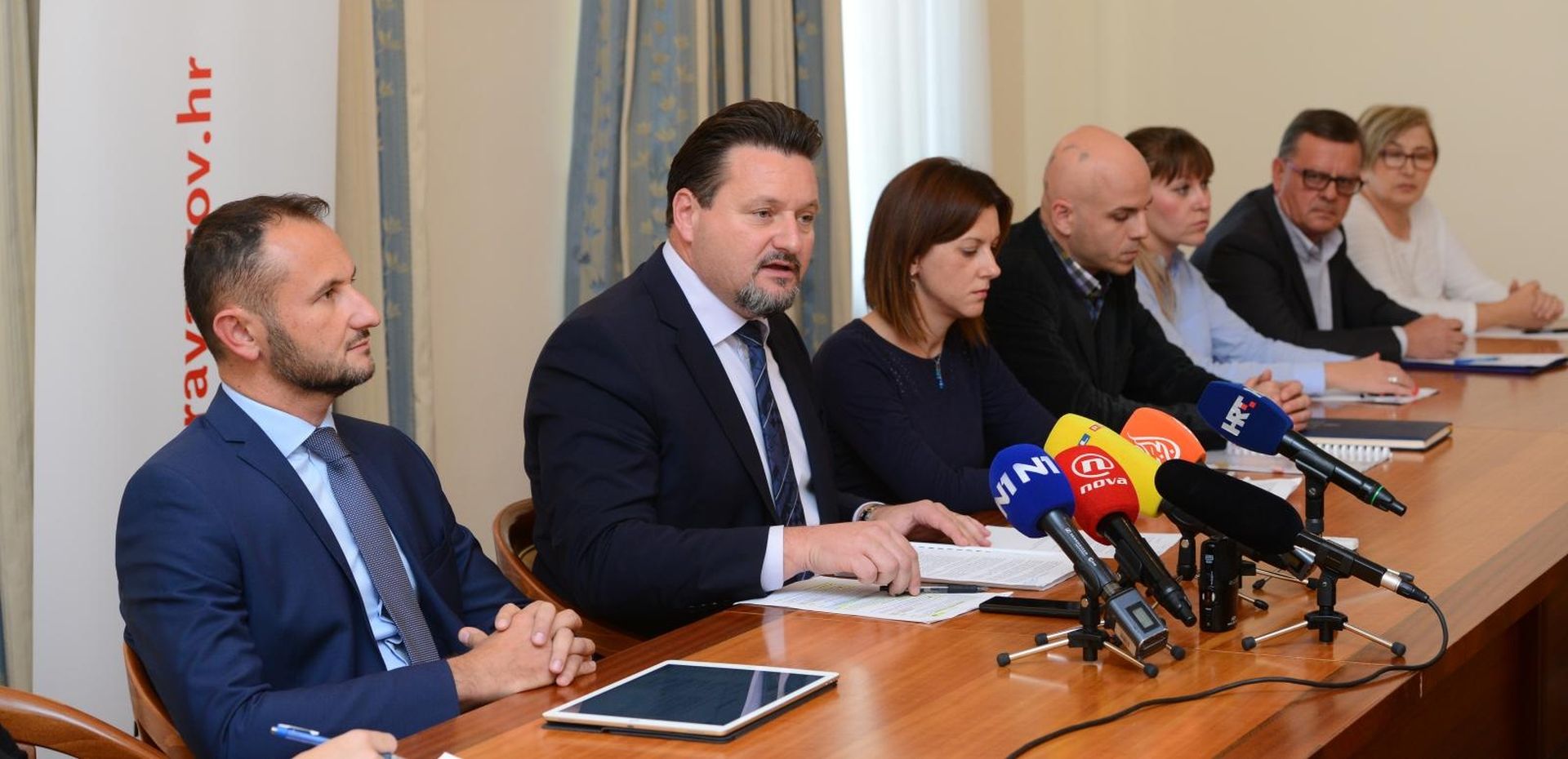 17.10.2018., Zagreb - Ministar uprave Lovro Kuscevic i clan uprave tvrtke APIS-IT, Sasa Bilic, na konferenciji za medije objavili su kako nije prikupljen dovoljan broj potpisa za potpisa za referendumske inicijative Narod odlucuje i Istina o Istanbulskoj. Photo: Josip Regovic/PIXSELL