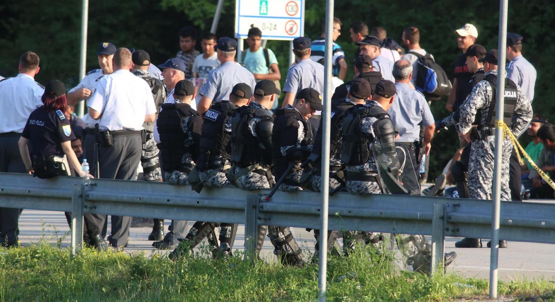 18.06.2018.,  Velika Kladusa - Migranti cekaju na granicnom prijelazu Velika Kladusa - Maljevac gdje su stigli iz Velike Kladuse u BiH jer ih hrvatska policija ne pusta preko granice.
Photo: Matija Habljak/PIXSELL