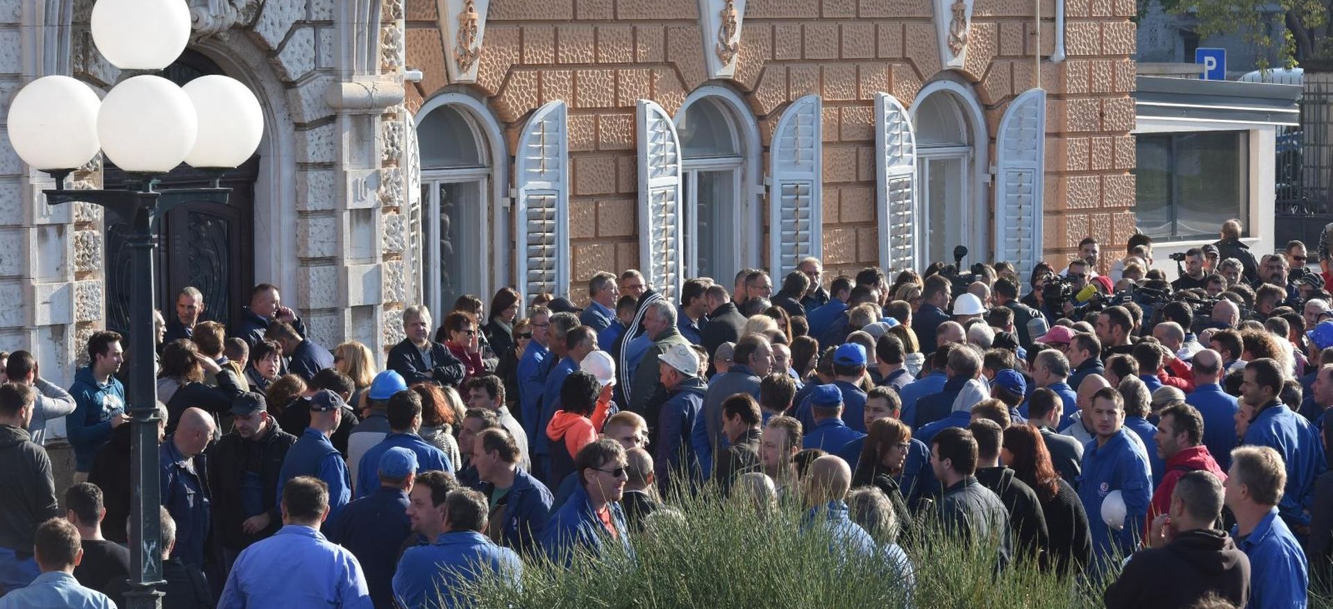 22.10.2018., Pula - Jutros u 10:10 sati radnici Uljanika izasli su na ulice Pule i ponovno krenuli u strajk jer im jos uvijek nisu isplacene place.  Predsjednik Jadranskog sindikata Boric Cerovac je u obracanju javnosti rekao kako ocekuju da Gianni Rossanda da ostavku, te kako od drzave traze da daju dva predstavnika za Nadzorni odbor, odnosno da se prema trgovackom drustvu posalje zahtjev za imenovanjem Nadzornog odbora koji bi onda izabrao novu Upravu.

Photo: Dusko Marusic/PIXSELL