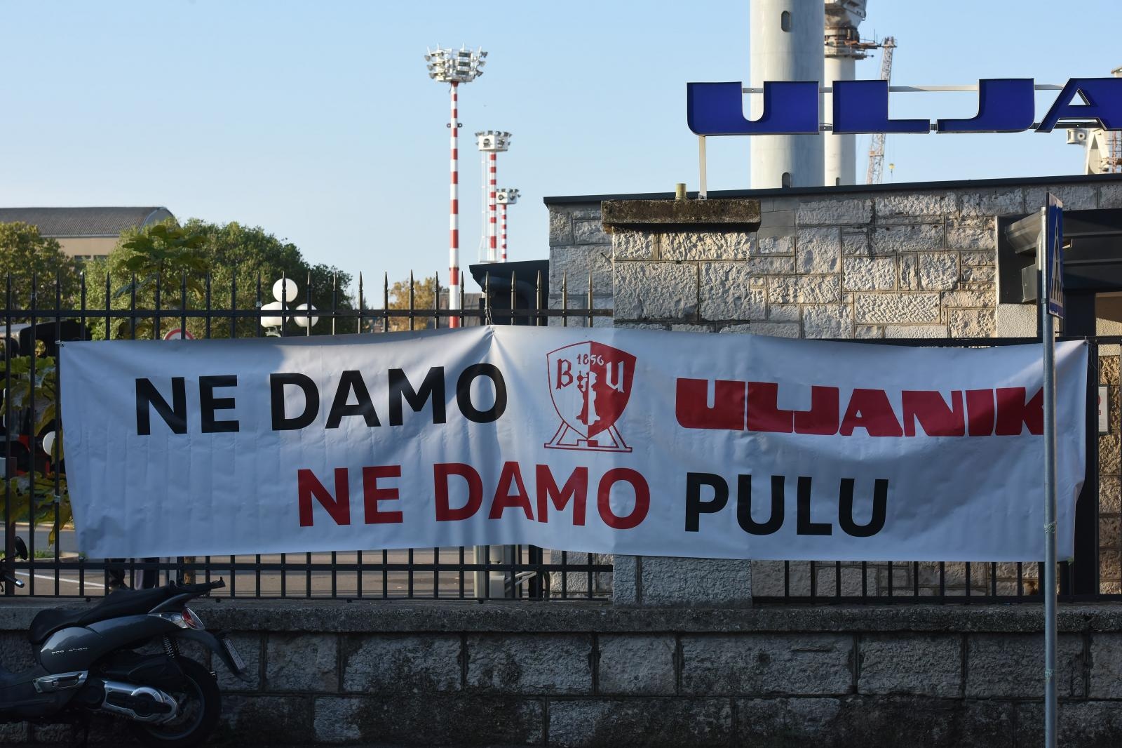 22.10.2018., Pula - Jutros u 10:10 sati radnici Uljanika izasli su na ulice Pule i ponovno krenuli u strajk jer im jos uvijek nisu isplacene place.  Predsjednik Jadranskog sindikata Boric Cerovac je u obracanju javnosti rekao kako ocekuju da Gianni Rossanda da ostavku, te kako od drzave traze da daju dva predstavnika za Nadzorni odbor, odnosno da se prema trgovackom drustvu posalje zahtjev za imenovanjem Nadzornog odbora koji bi onda izabrao novu Upravu.

Photo: Dusko Marusic/PIXSELL