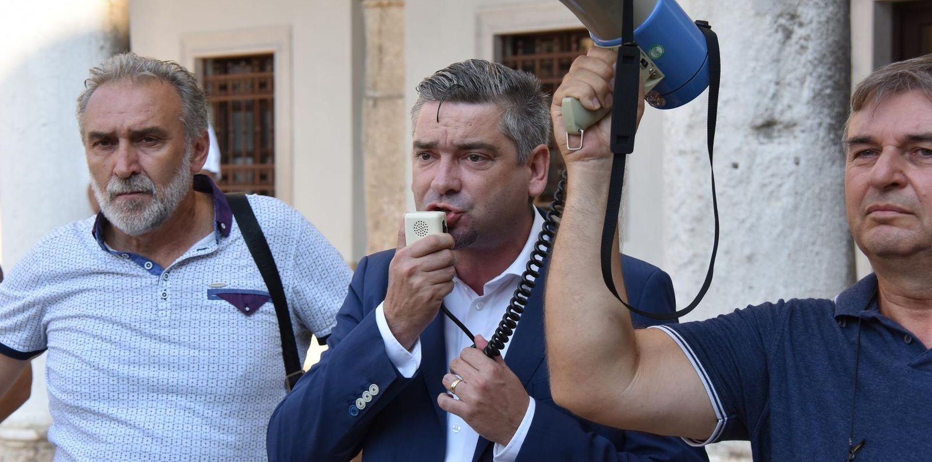 Pula: Radnici Uljanika nastavili štrajk i zahtjevaju ostavku Uprave 23.08.2018., Pula - Radnici Uljanika danas nastavili sa strajkom te su od devet sati ujutro izasli na ulice te su u mimohodu prosli staograsku jezgru zaustavivsi se na Forumu ispred gradske palace gdje im se obratio gradonacelnik Boris Miletic
Photo: Dusko Marusic/Pixsell