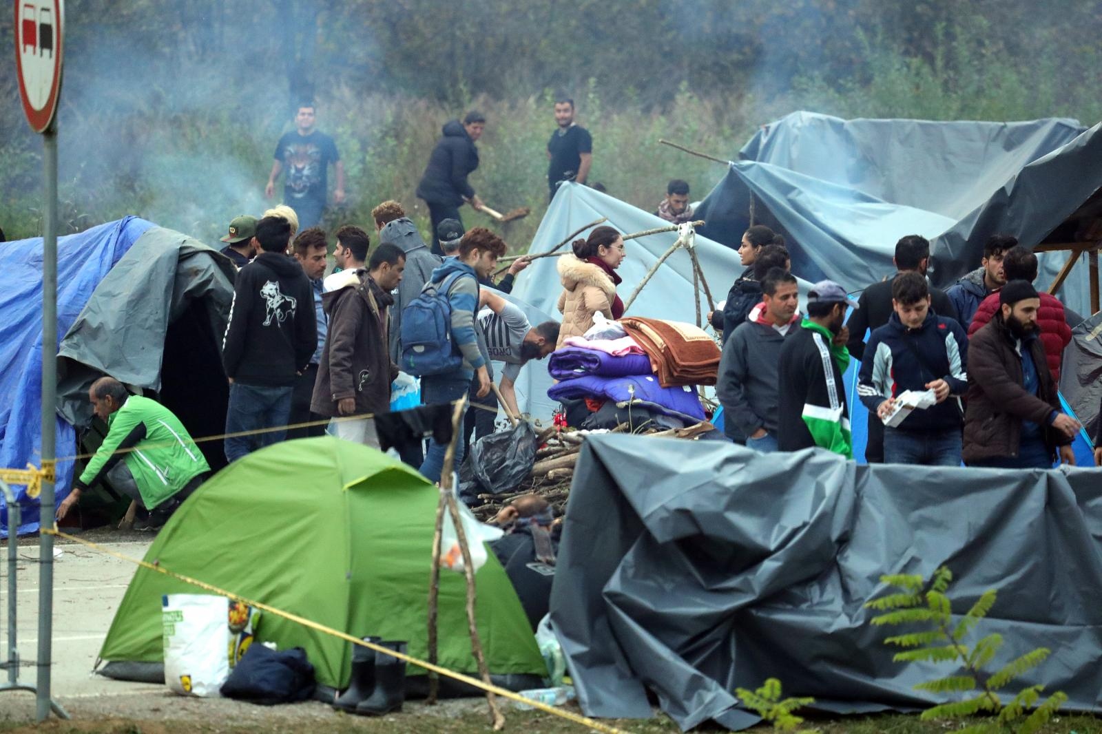 Međunarodni cestovni granični prijelaz Maljevac - Velika Kladuša i dalje zatvoren 26.10.2018., Velika Kladusa, BiH - Na granicnom prijelazu Velika Kladusa - Maljevac situacija je mirna te migranti drze svoju stranu dok policija cuva granicne prijelaze s Hrvatske te BiH strane. Photo: Sanjin Strukic/PIXSELL