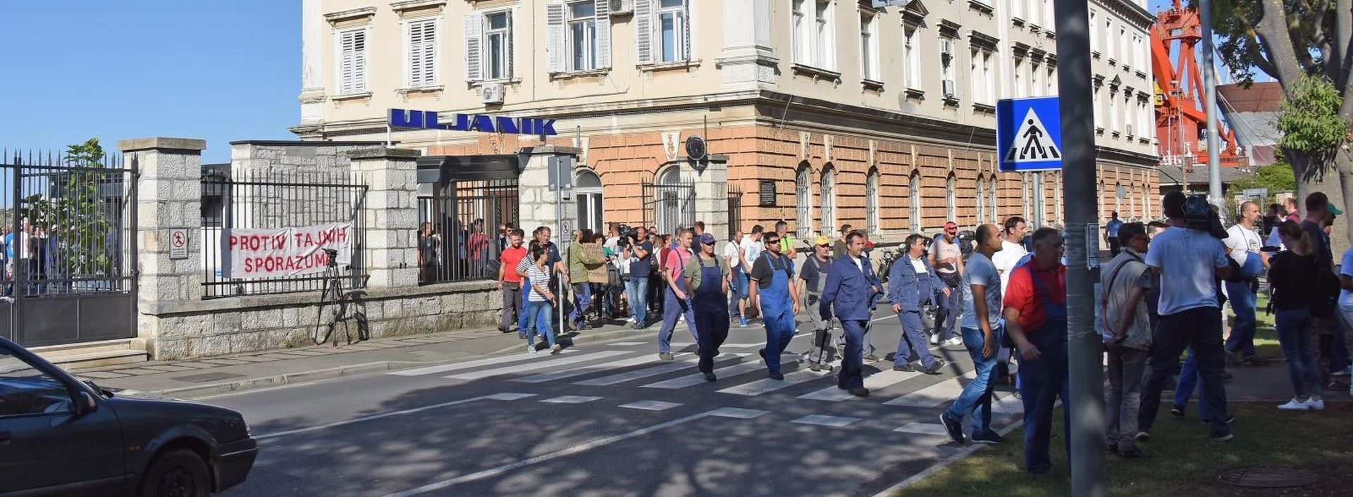 Pula: Radnici Uljanika ponovno i na ulicama, pozivaju građane na prosvjed 27.08.2018., Pula - Osam autobusa s otprilike 400 radnika Uljanika, kojima se u Rijeci prikljucilo jos deset autobusa s radnicima 3. maja, jutros je krenulo za Zagreb gdje je u 11 sati na Trgu sv. Marka najavljen prosvjed zbog neisplate placa za srpanj. Iako su sindikati najavljivali nastavak strajka unutar zidina Uljanika, preostali radnici ponovno su na ulicama. Pozivaju i druge gradjane na prosvjed. 

Photo: Dusko Marusic/PIXSELL