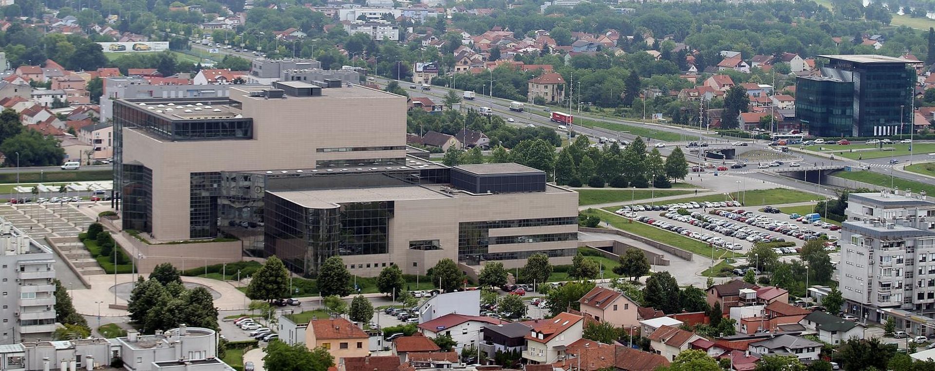 24.05.2018., Zagreb - Pogled na panoramu Zagreba sa zadnjeg kata nebodera Eurotower. Nacionalna i sveucilisna knjiznica u Zagrebu, NSK. 
Photo: Goran Stanzl/PIXSELL