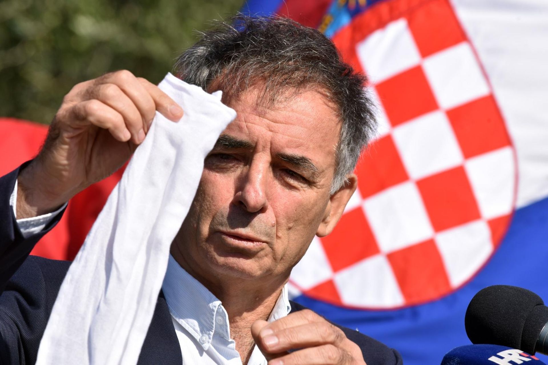 30.09.2018., Varivode - Milorad Pupovac prisustvovao je 23. obljetnici i komemoraciju u spomen na srpske civile s podrucja Sibensko-kninske zupanije ubijene nakon akcije Oluja u Varivodama i Gosicu. Tom prigodom imao je bijelu traku oko ruke.

 Photo: Hrvoje Jelavic/PIXSELL