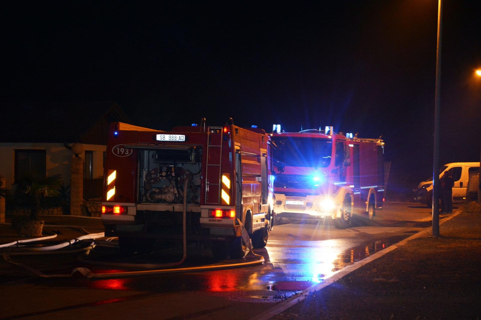 29.09.2018., Slavonski Brod - Vatrogasci gase pozar koji je planuo u stolaraskoj radionici u Plitvickoj ulici.

Photo: Ivica Galovic/ PIXSELL