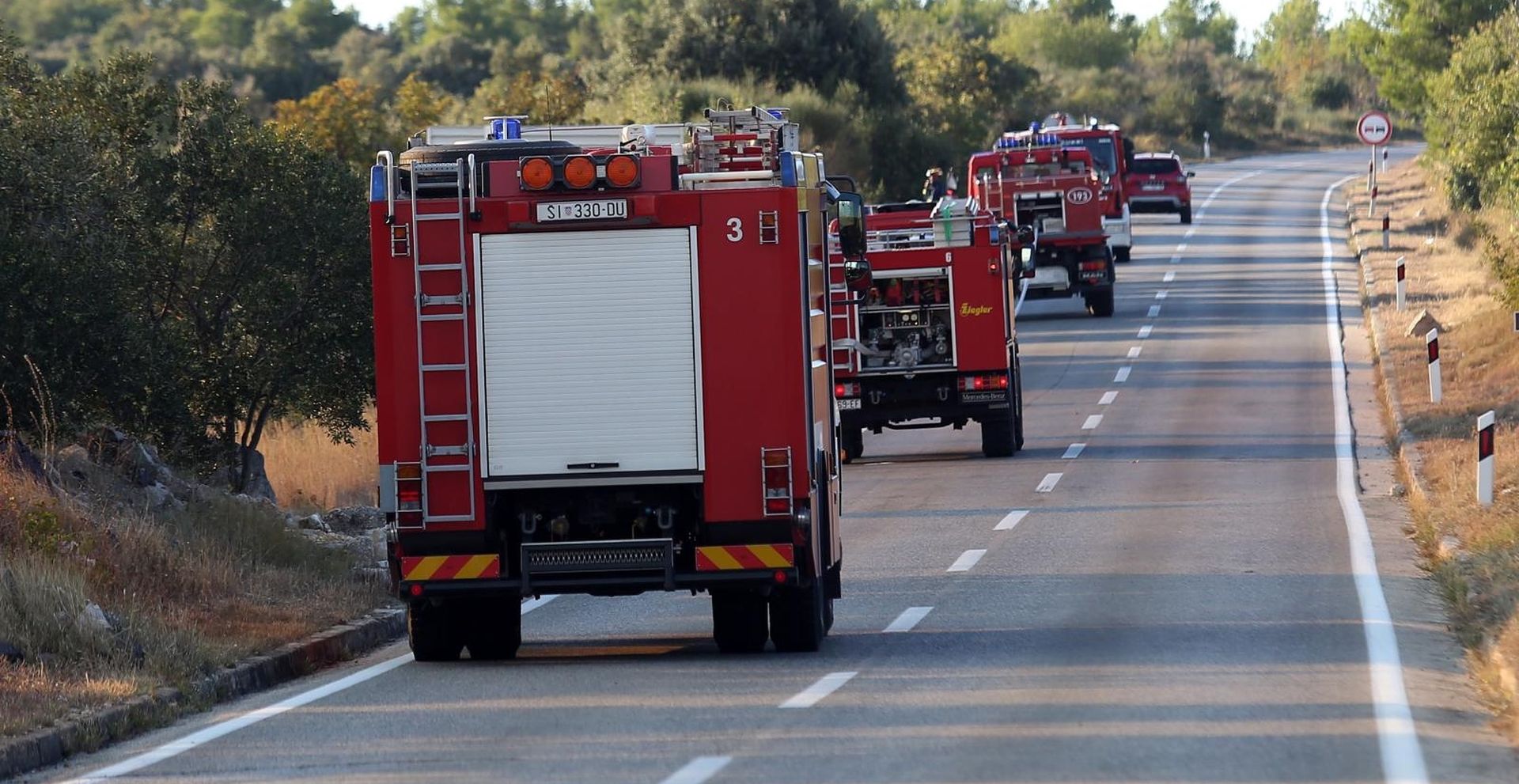 Šibenik: Vatrogasci gase požar koji je izbio na nepristupačnom terenu na Benkovačkoj cesti 30.09.2018., Sibenik - Na benkovackoj cesti na nepristupacnom dijelu izbio je pozar koji je zahvatio cca 2,5 ha. Na intervenciju je izaslo 8 vozila i oko 30-ak vatrogasaca iz Sibenika, Vodica i Zatona. Promet se odvija uz regulaciju prometne policije.

Photo: Dusko Jaramaz/PIXSELL