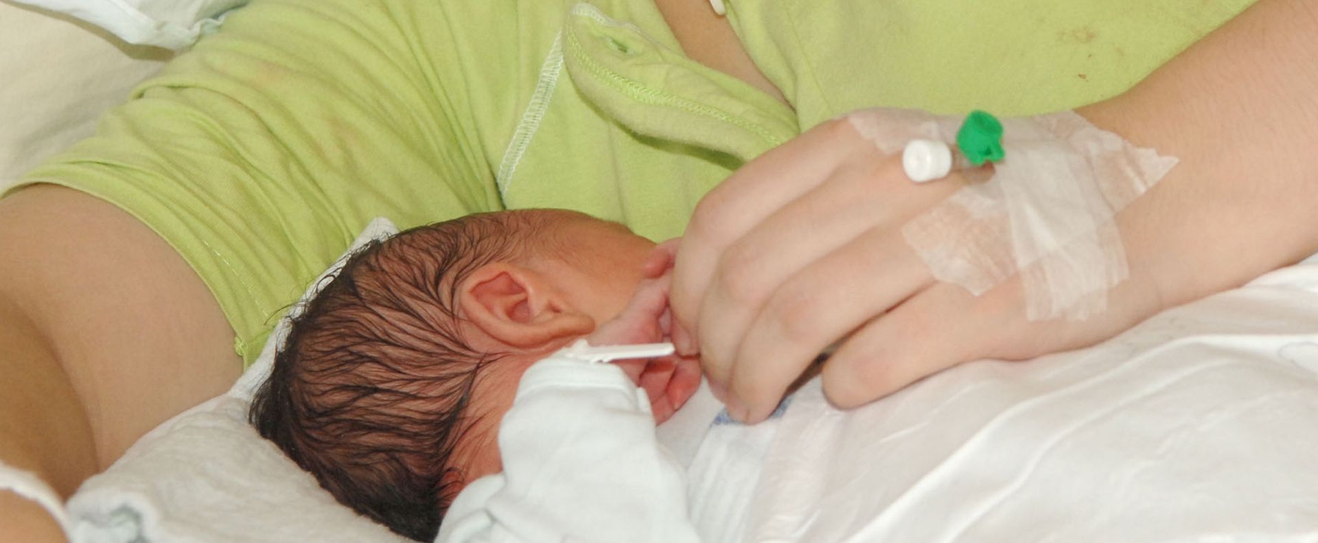 01.01.2009., Zagreb, Hrvatska, Petrova bolnica - Jadranka Kosor posjetila je prve bebe rodene u 2009. godini. Umjesto da, kao prosle godine, poklon daje samo prvoj, sve bebe rodene u prvom satu nove godine od Ministarstva obitelji, branitelja i medugeneracijske solidarnosti dobit ce po 7000 kuna. Prema visegodisnjem prosjeku, nenadani dar dobit ce pet ili sest beba.
Photo Davor Visnjic/Vecernji list