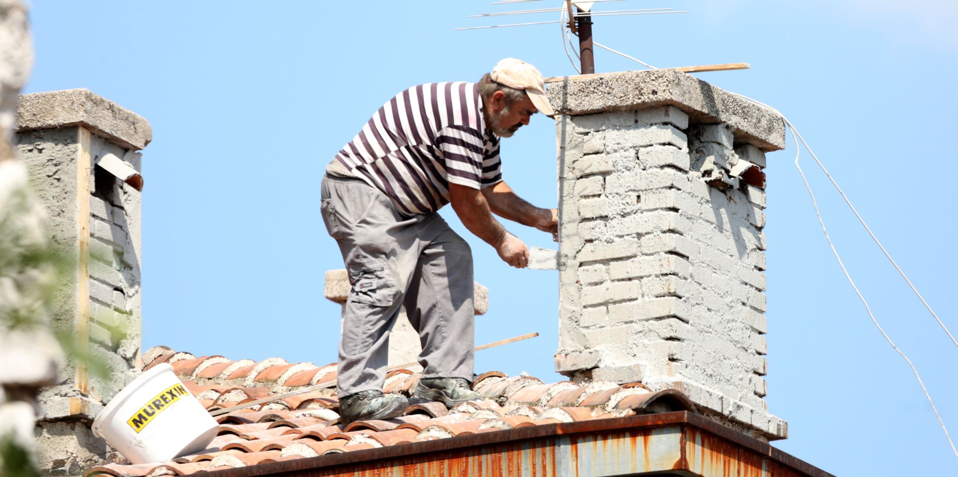 Rijeka: Žbukanje dimnjaka prije početka sezone grijanja 24.07.2018., Rijeka - Zbukanje dimnjaka prije pocetka sezone grijanja. 
Photo: Nel Pavletic/PIXSELL