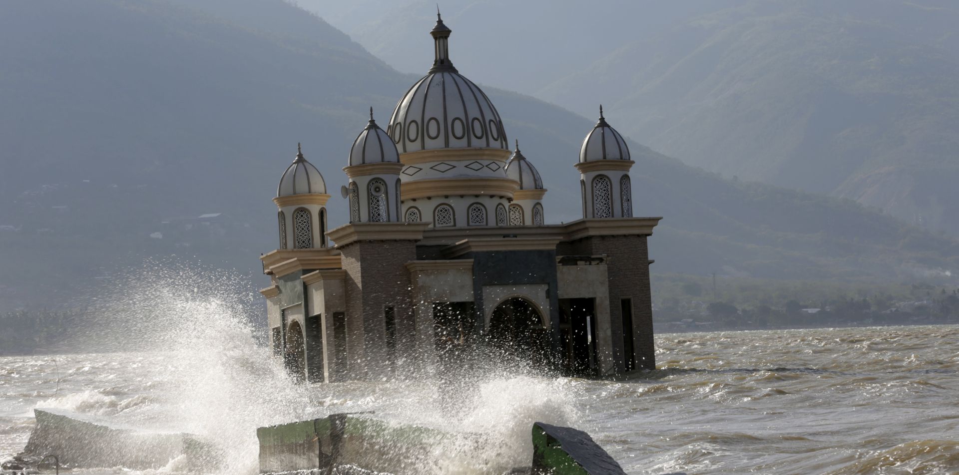 epa07073564 A damaged mosque sits in the water near Talise beach in in Palu, Central Sulawesi, Indonesia, 06 October 2018. According to reports, at least 1.648 people have died after a series of powerful earthquakes hit Central Sulawesi on 28 September 2018 and triggered a tsunami.  EPA/HOTLI SIMANJUNTAK
