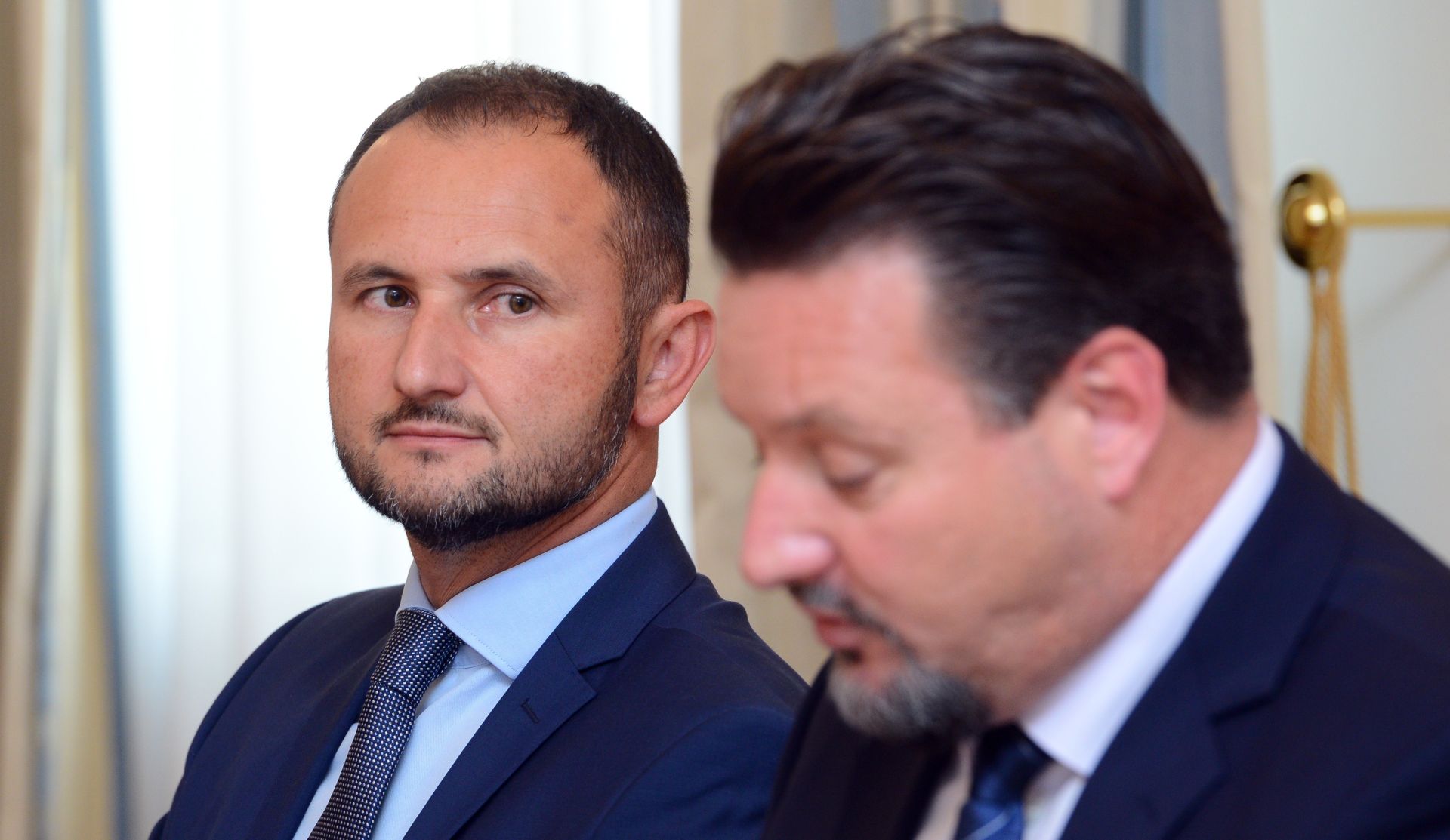 17.10.2018., Zagreb - Ministar uprave Lovro Kuscevic i clan uprave tvrtke APIS-IT, Sasa Bilic, na konferenciji za medije objavili su kako nije prikupljen dovoljan broj potpisa za potpisa za referendumske inicijative Narod odlucuje i Istina o Istanbulskoj. Photo: Josip Regovic/PIXSELL