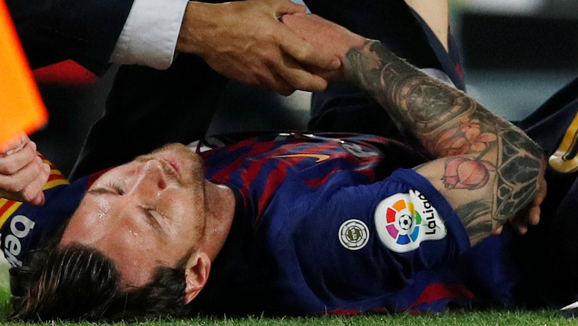 La Liga Santander - FC Barcelona v Sevilla Soccer Football - La Liga Santander - FC Barcelona v Sevilla - Camp Nou, Barcelona, Spain - October 20, 2018   Barcelona's Lionel Messi receives medical attention after sustaining an injury      REUTERS/Albert Gea ALBERT GEA