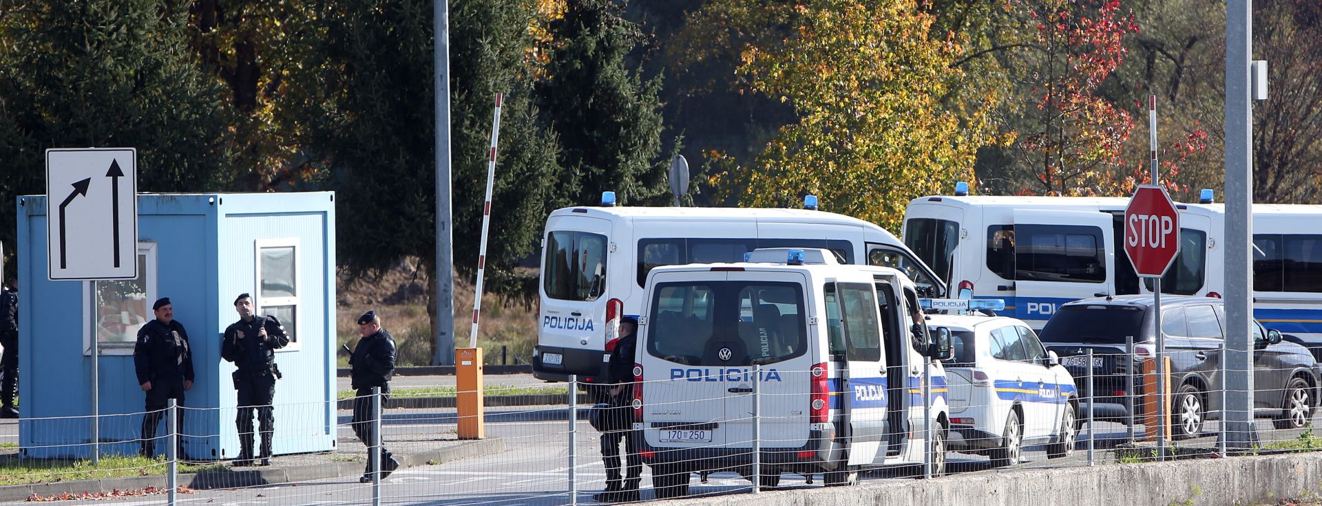 GP Maljevac: Djeca migranata uzvikuju da im policija otvori granicu 25.10.2018., GP Maljevac - Migranti na granicnom prijelazu Velika Kladusa - Maljevac. Granicni prijelaz i dalje je zatvoren. BiH policija propustila je djecu da s transparentima dodju do novinara te su pred njima uzvikivali: "Open borders! Human rights!" Photo:  Kristina Stedul Fabac/PIXSELL