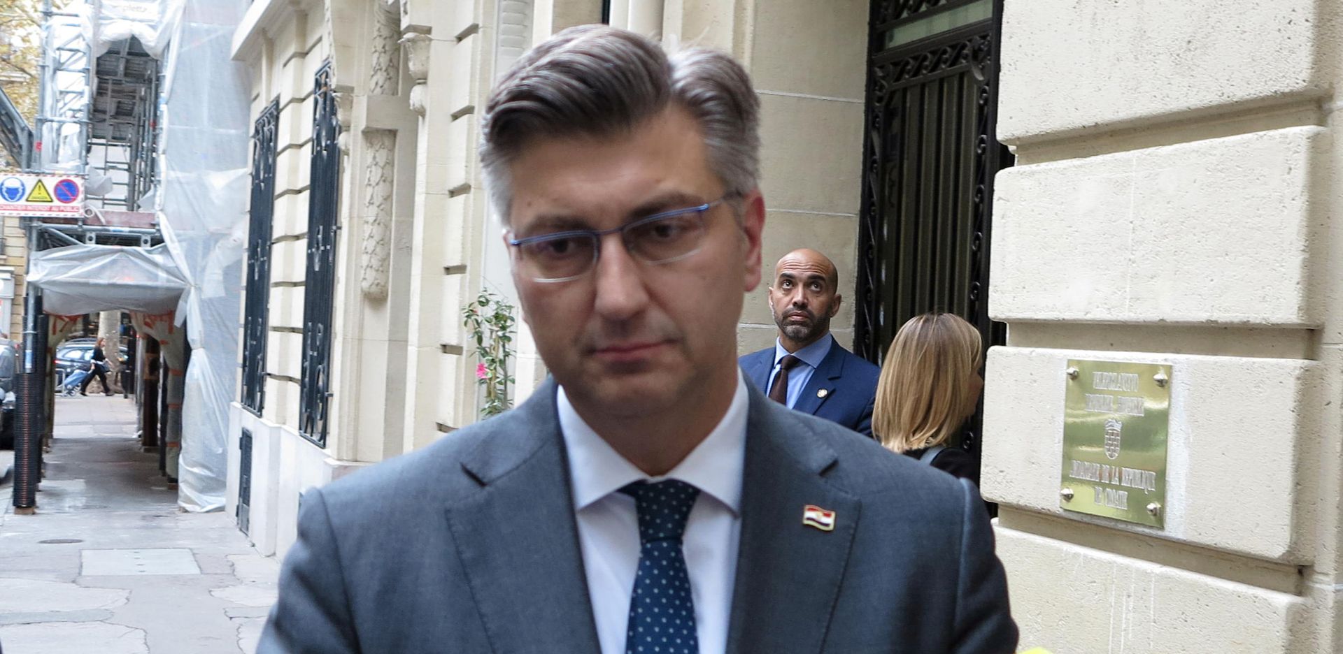 Pariz, 15.10.2018. - Premijer RH Andrej Plenkoviæ zapoèeo radni posjet Francuskoj. Na fotografiji Andrej Plenkoviæ ispred hrvatskog veleposlanstva u Parizu.
foto HINA/ Slavko VUKADIN/ ml