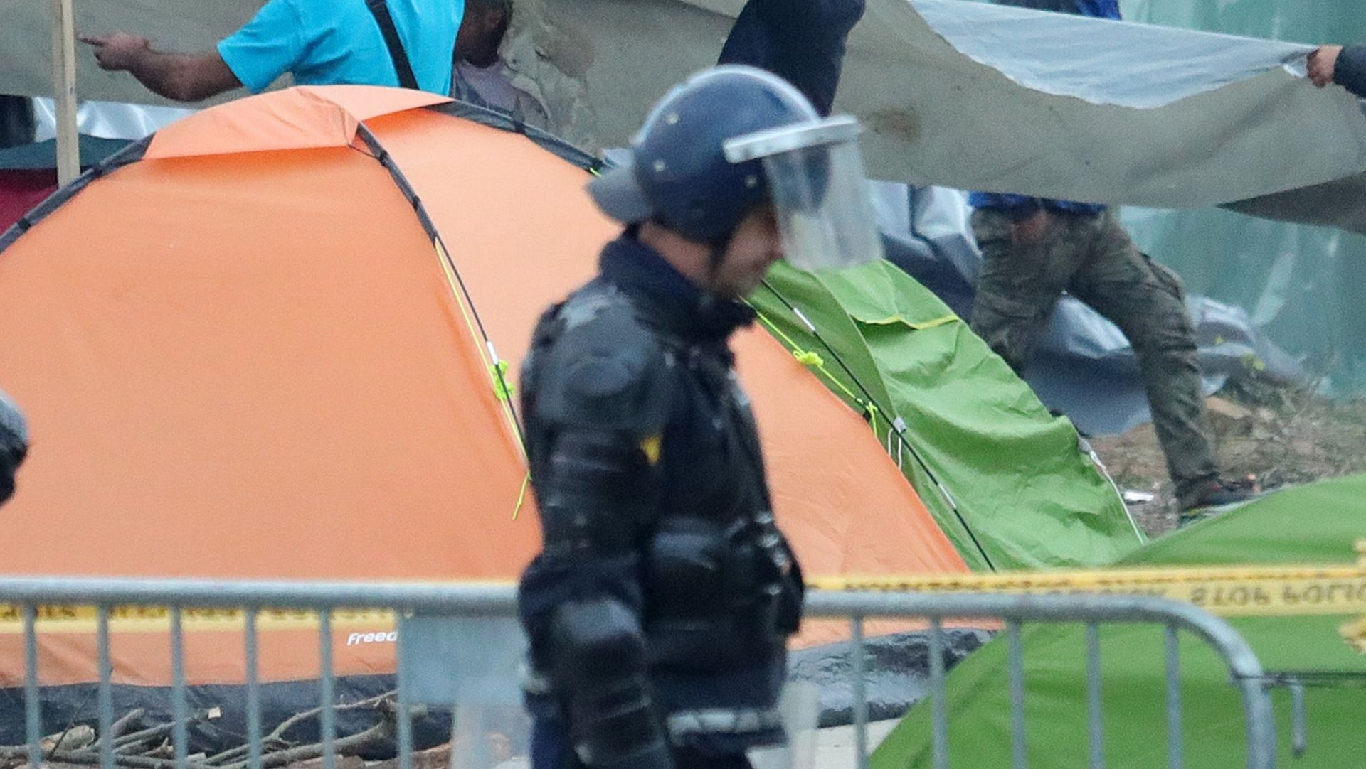 Međunarodni cestovni granični prijelaz Maljevac - Velika Kladuša i dalje zatvoren 26.10.2018., Velika Kladusa, BiH - Na granicnom prijelazu Velika Kladusa - Maljevac situacija je mirna te migranti drze svoju stranu dok policija cuva granicne prijelaze s Hrvatske te BiH strane. Photo: Sanjin Strukic/PIXSELL