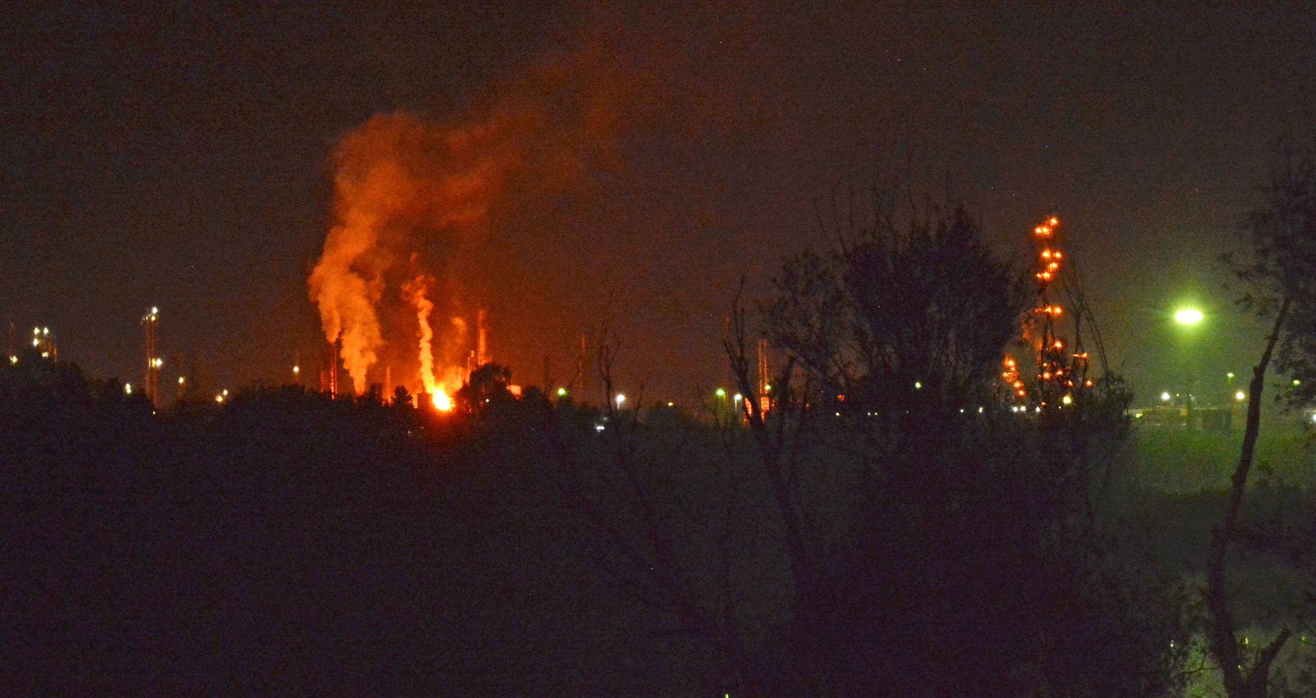 Slavonski Brod, 9.10.2018 - Stanovnici Slavonskog Broda i okolice èuli su u utorak u 21 sat i 30 minuta snanu eksploziju iz smjera Rafinerije nafte u Bosanskom Brodu, a nekoliko trenutaka kasnije mogao se vidjeti plamen. Iz brdskog dijela plamen, koji se die visoko, jasno se vidi i 15-ak minuta nakon eksplozije praæene detonacijom.
foto HINA/ ua