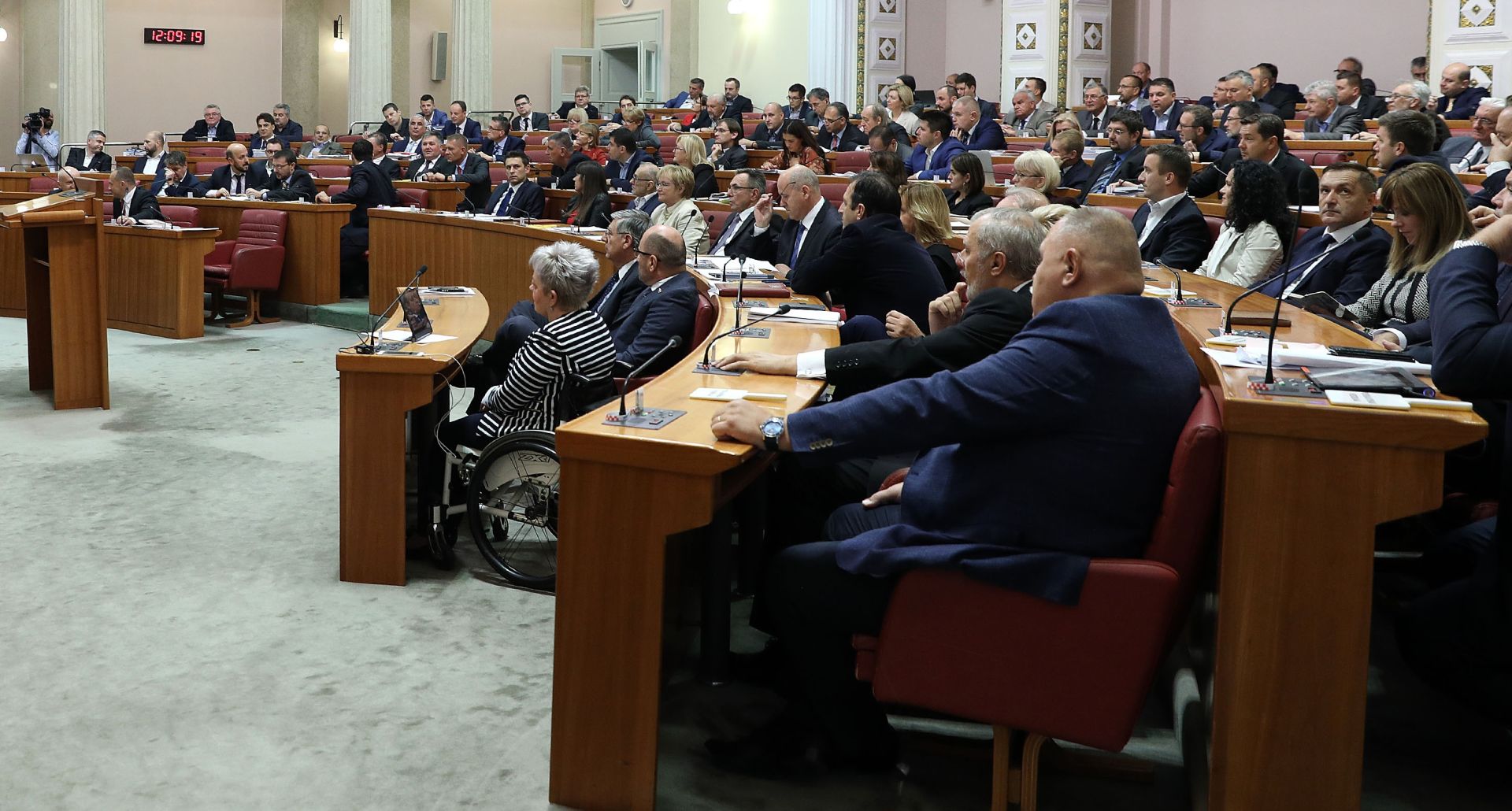 Zagreb: Sabor odbacio prijedlog oporbe za opoziv ministra Kujundžića 12.10.2018., Zagreb - Hrvatski sabor je u podne glasovao o raspravljenim tockmama dnevnog reda i, uz ostalo, odbacio prijedlog oporbe za opoziv ministra Kunujdzica.

Photo: Patrik Macek/PIXSELL