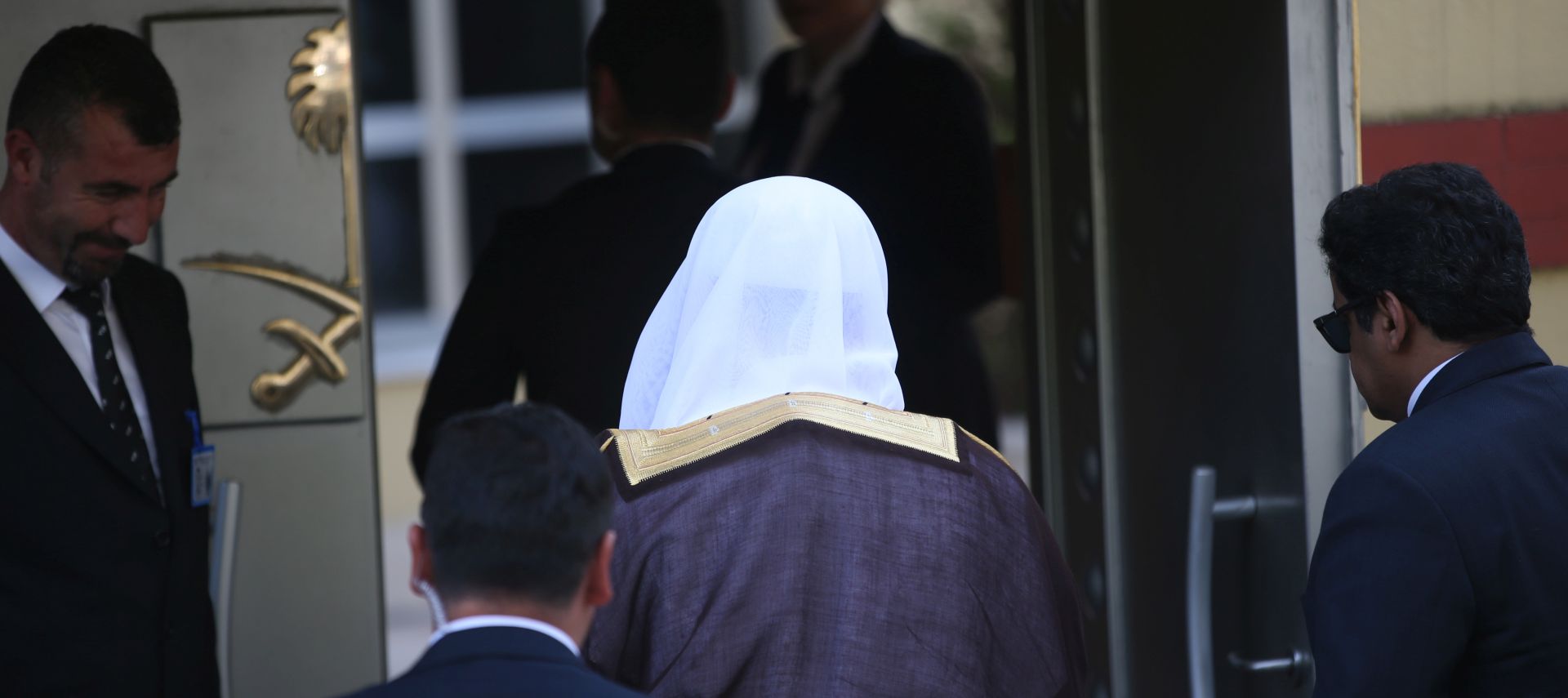 epa07130700 Saudi Attorney General Saud al-Mujeb (C, seen from behind) arrives to Saudi consulate for investigation in Istanbul, Turkey, 30 October 2018.  According to reports, Saudi public prosecutor is in Istanbul for talks with Turkish investigators over the death of Saudi journalist Jamal Khashoggi inside the kingdom's consulate in Istanbul three weeks ago.  EPA/ERDEM SAHIN