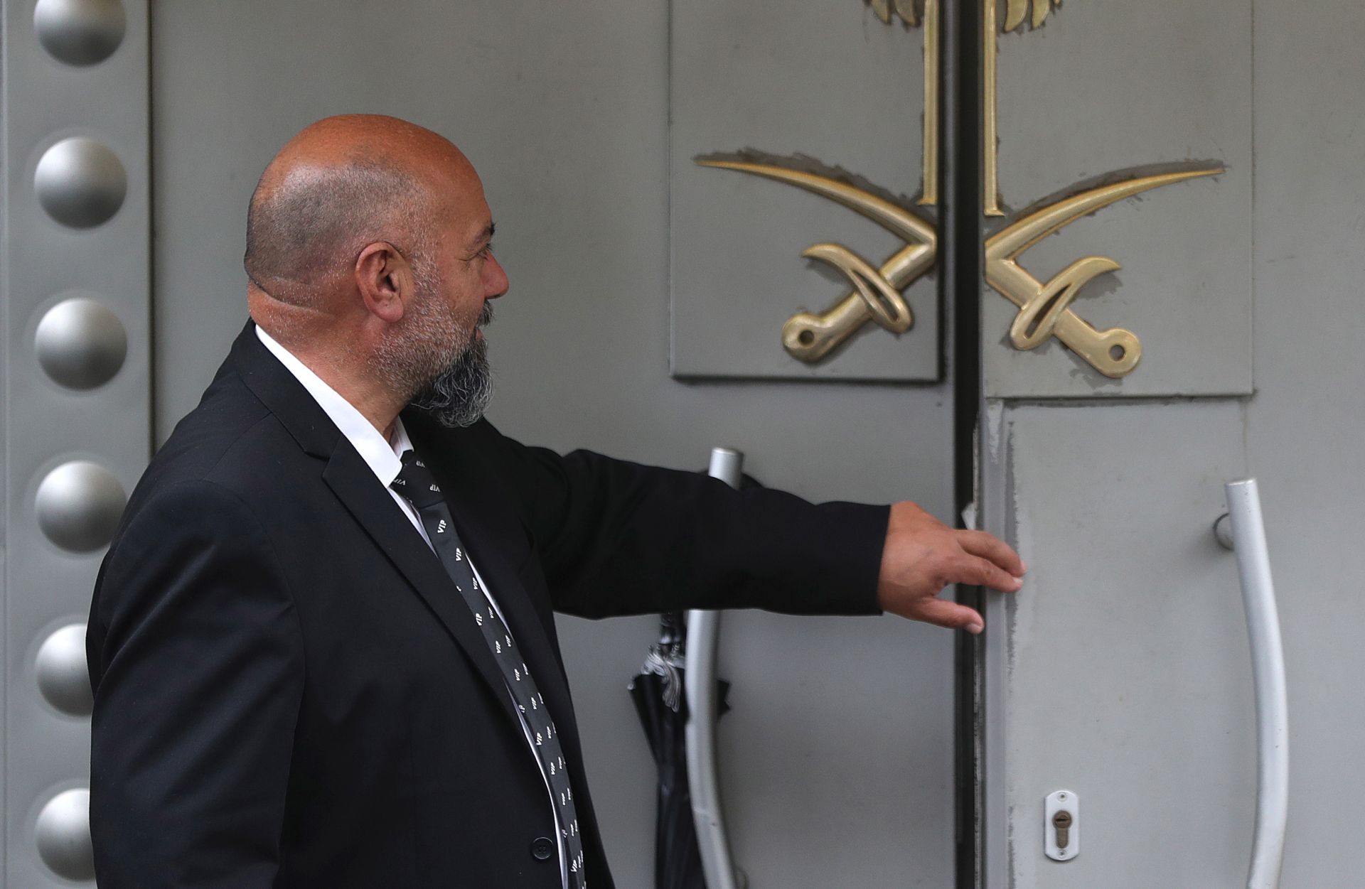 epa07094062 An official stands in front of the Saudi consulate in Istanbul, Turkey, 15 October 2018. US President Donald Trump warned on 13 October that his administration would inflict severe punishment on Saudi Arabia if the kingdom was found to have played a part in the disappearance of Saudi journalist Jamal Khashoggi who has gone missing after visiting the Saudi consulate in Istanbul on 02 October to complete routine paperwork.  EPA/ERDEM SAHIN