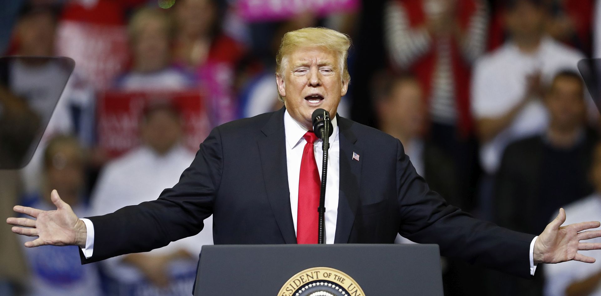 epa07112440 United States President Donald J. Trump speaks to supporters at a rally in Houston, Texas, USA, 22 October 2018.  EPA/LARRY W. SMITH