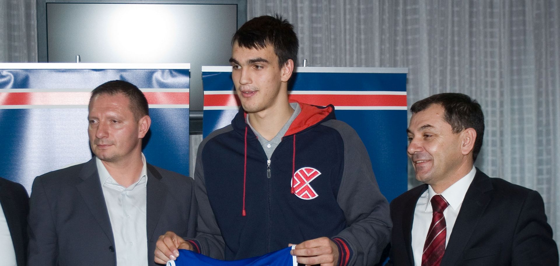 Zagreb, 28.11.2012 - Najtalentiraniji europski junior Dario ariæ potpisao je ugovor sa Cibonom na èetiri godine. Na slici Josip Klemm, Dario ariæ i Ivica Lovriæ.
foto FaH/ Tomislav Pavlek/tp