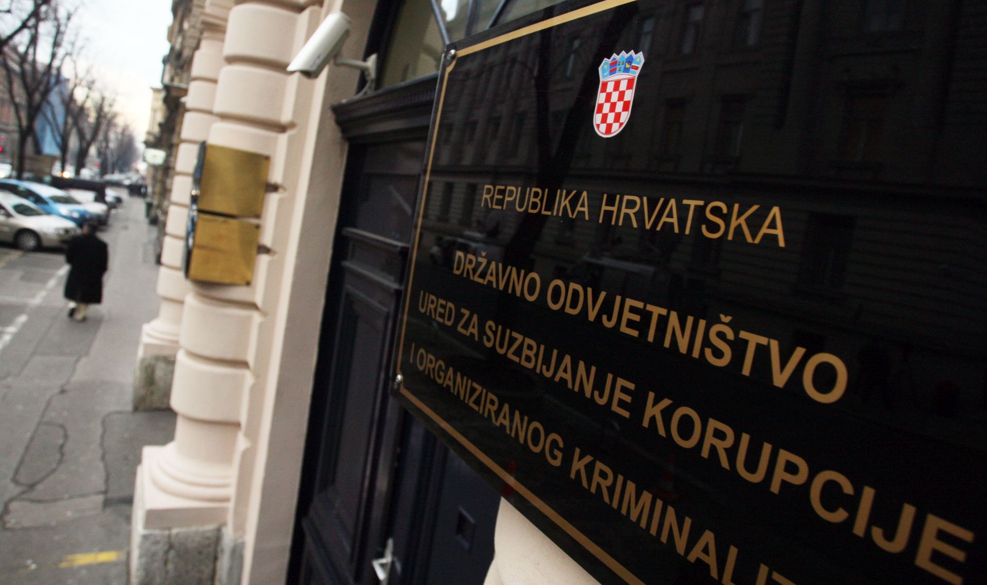 Zagreb, 30.12.2009 - U najnovijoj antikorupcijskoj akciji "Bankomat" kojoj su na meti trojica bivih èelnika Hrvatske potanske banke (HPB) uhiæena su i èetvorica poduzetnika, Boris imuniæ (32) iz Zagreba, Svetimir Gade (37) iz Gruda, Oliver Beidenegl (36) iz Ploèa i Ivan Galiæ (49) iz Drvenika koji su od te banke, kako sumnjaju u USKOK-u, nezakonito dobili kredite u iznosu veæem od 170 milijuna kuna. Policija je jutros u Zagrebu te na splitskom i dubrovaèkom podruèju uhitila petoricu osumnjièenih, a naknadno im se prijavio i esti, dok je posljednji, donedavni predsjednik Uprave HPB-a Josip Protega, za sada nedostupan jer je izvan Hrvatske. U USKOK-u su poslijepodne poèeli s ispitivanjem dvojice Proteginih kolega, biveg predsjednika Uprave i direktora financija HPB-a Marija Kiriniæa te biveg èlana Uprave Ivana Sladonje. Oèekuje se da æe nakon njih na red doæi i èetvorica poduzetnika kojima je HPB navodno od poèetka 2006. do kolovoza ove godine nezakonito odobrila nenamjenske kredite u iznosu veæem od 170 milijuna kuna, bez odgovarajuæih pokriæa, odnosno osiguranja plaæanja kredita. Na slici tabla USKOK-a na ulazu u sjedite Ureda za suzbijanje korupcije i organiziranog kriminaliteta.
foto FaH/ Damir SENÈAR /ds