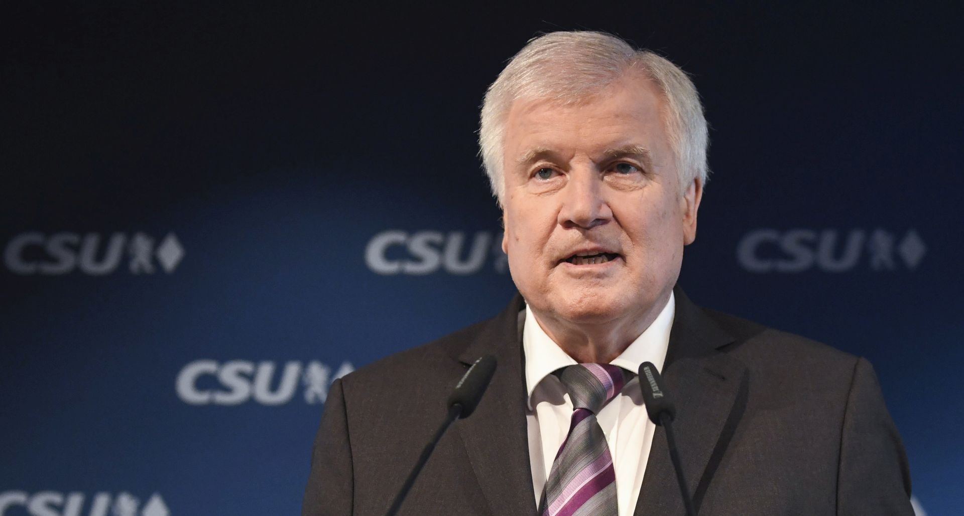 epa07094962 Christian Social Union (CSU) party chairman, Horst Seehofer speaks during a press conference after a CSU board meeting on the day after the Bavaria state elections, in Munich, Germany, 15 October 2018. The CSU lost significant in the 14 October regional elections in Bavaria and gained - according to the provisional official result - a 37,2 percent of the votes but remains the strongest faction in the new Bavarian parliament.  EPA/CLEMENS BILAN