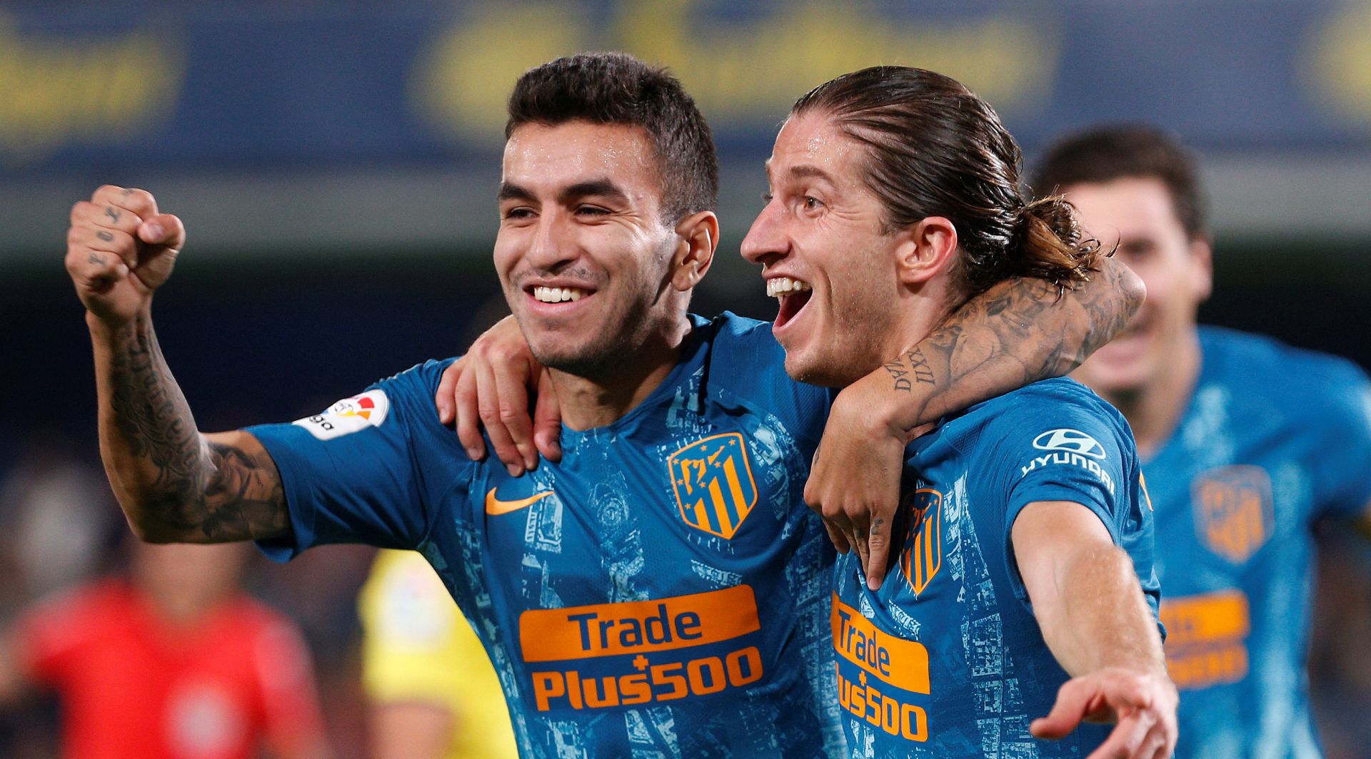 epa07107712 Atletico Madrid's Filipe Luis (R) and Angel Correa (L) celebrate during the Spanish La Liga soccer match between Villarreal CF and Atletico Madrid at Ceramica Stadium in Villareal, Spain, 20 October 2018.  EPA/Miguel Angel Polo