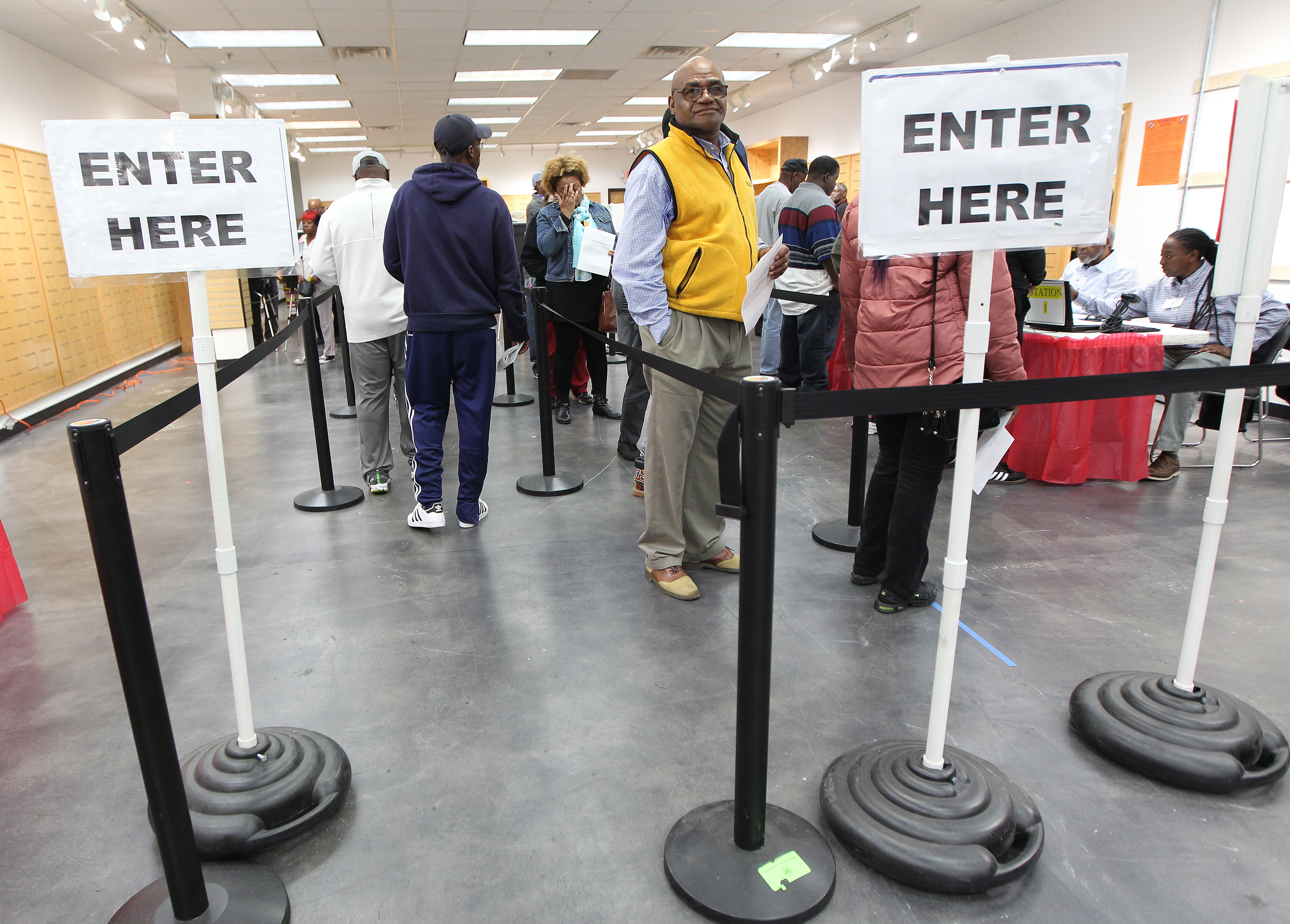 epa07112102 Voters line up during early voting at the South DeKalb Mall polling location in Decatur, Georgia, USA, 22 October 2018. Democratic Gubernatorial Candidate Stacey Abrams faces Republican nominee Brian Kemp in the state of Georgia gubernatorial election.  EPA/TAMI CHAPPELL