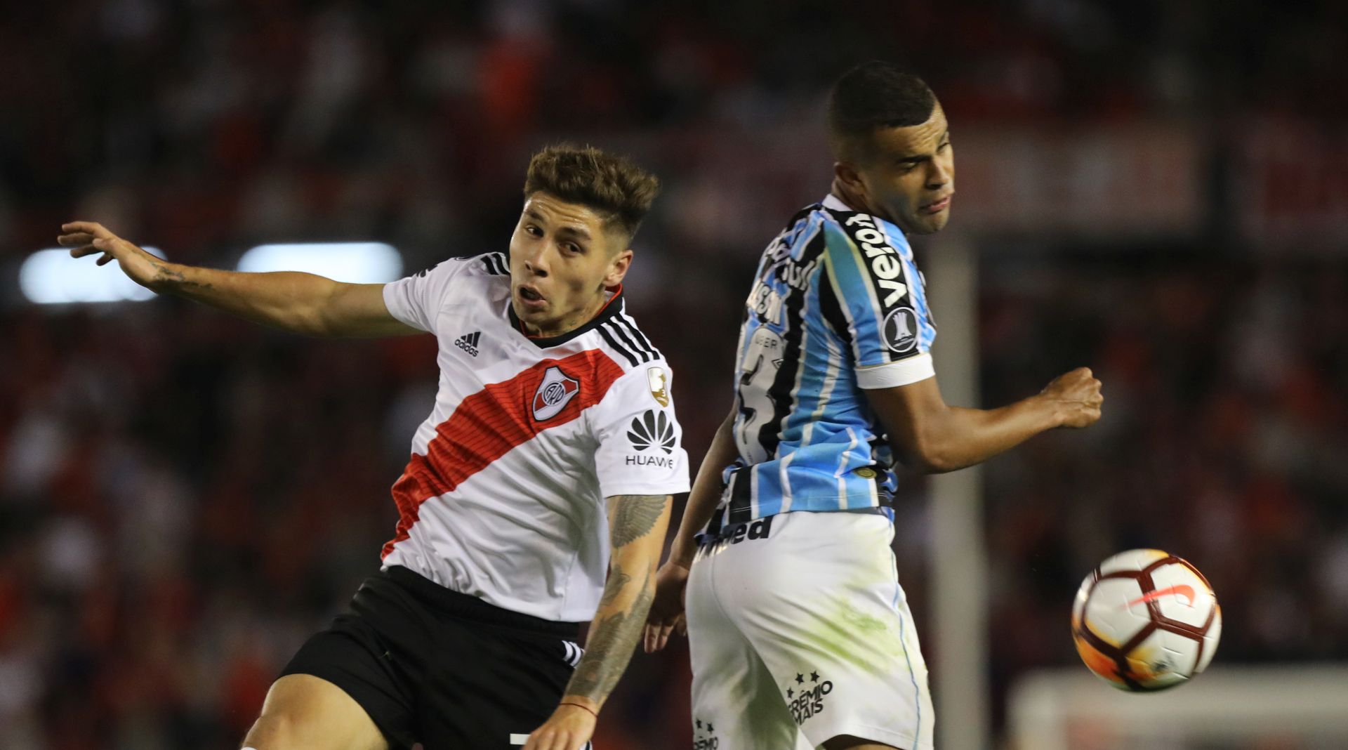 epa07115272 Ignacio Fernandez (L) of River Plate vies for the ball with Cortez (R) of Gremio during the Copa Libertadores semifinal first leg match between River Plate of Argentina and Gremio of Brazil, at the Monumental Stadium, in Buenos Aires, Argentina, 23 October 2018.  EPA/JUAN IGNACIO RONCORONI