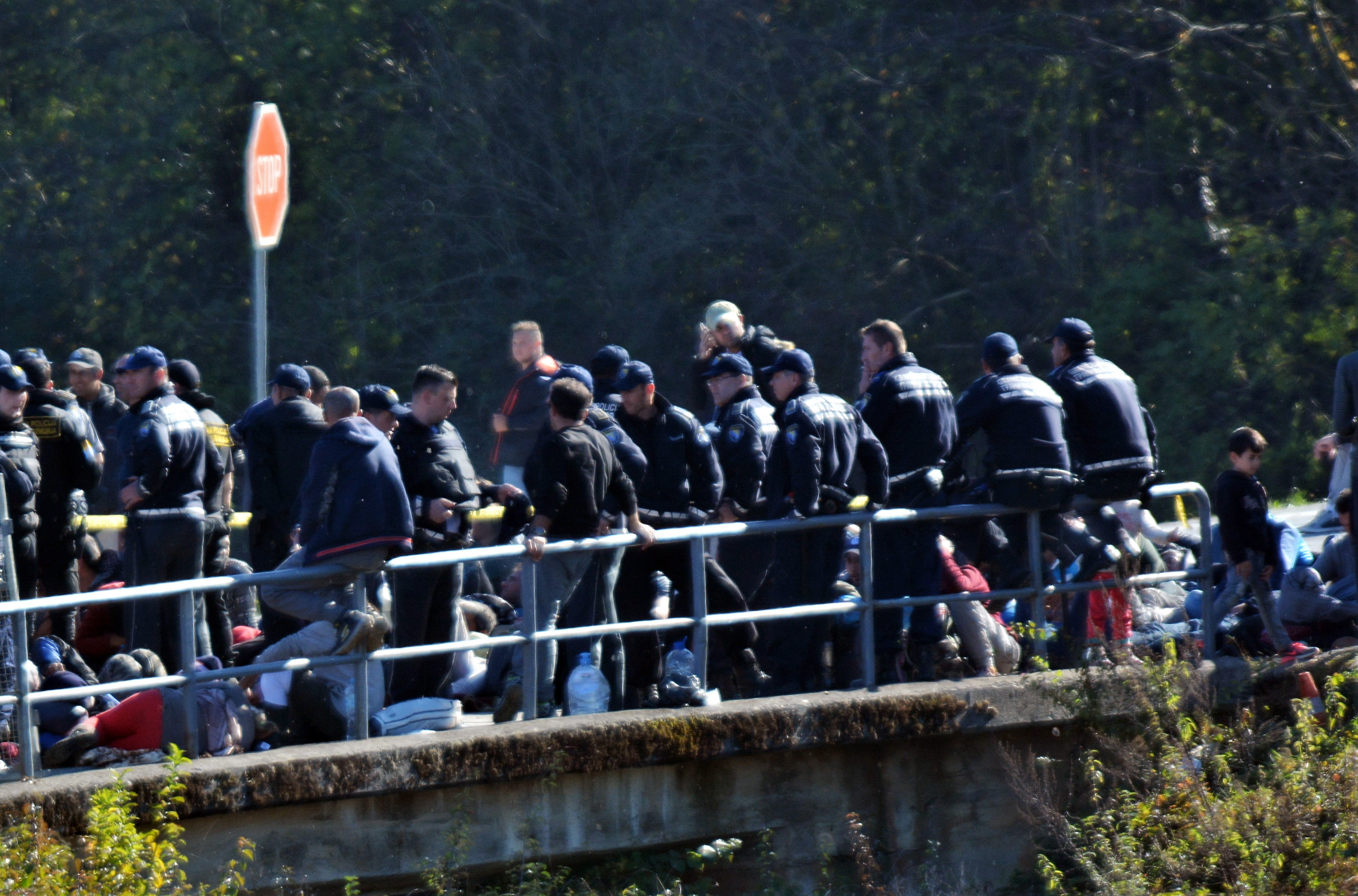 Maljevac, 24.10.2018 - Ministarstvo unutarnjih poslova (MUP) u utorak je izvijestilo da su dvojica policajaca lake ozlijeðena kada je skupina migranata koja nije uspjela prijeæi granicu kod Maljevca na policiju gaðala kamenjem i drugim predmetima. Na slici pripadnici policije kordonom sprijeèavaju migrante da preðu hrvatsku granicu kod graniènog prijelaza Maljevac.
foto HINA/ Mladen VOLARIÆ /ds