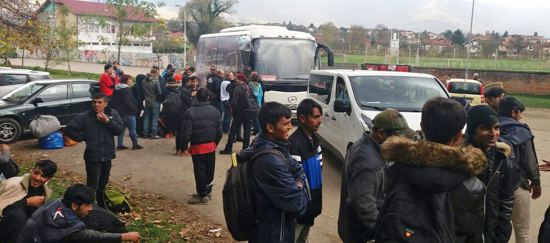 Sarajevo, 27.10.2018 - Bosanskohercegovaèki ured Meðunarodne organizacije za migracije (IOM) potvrdio je u subotu kako su u punom kapacitetu profunkcionirala dva nova centra za prihvat i smjetaj ilegalnih migranata u BiH. Uz centar uspostavljen u nekadanjoj vojarni "Uivak" u Hadiæima kod Sarajeva koji je otvoren ranije ovog tjedna, sada je u funkciji jo jedan otvoren u krugu nekadanje tvornice "Bira"kod Bihaæa, istaknuto je u priopæenju dostavljenom medijima. Na slici migranti u centru "Bira".
foto HINA/ FENA/Muhamed Sadikoviæ/ ua