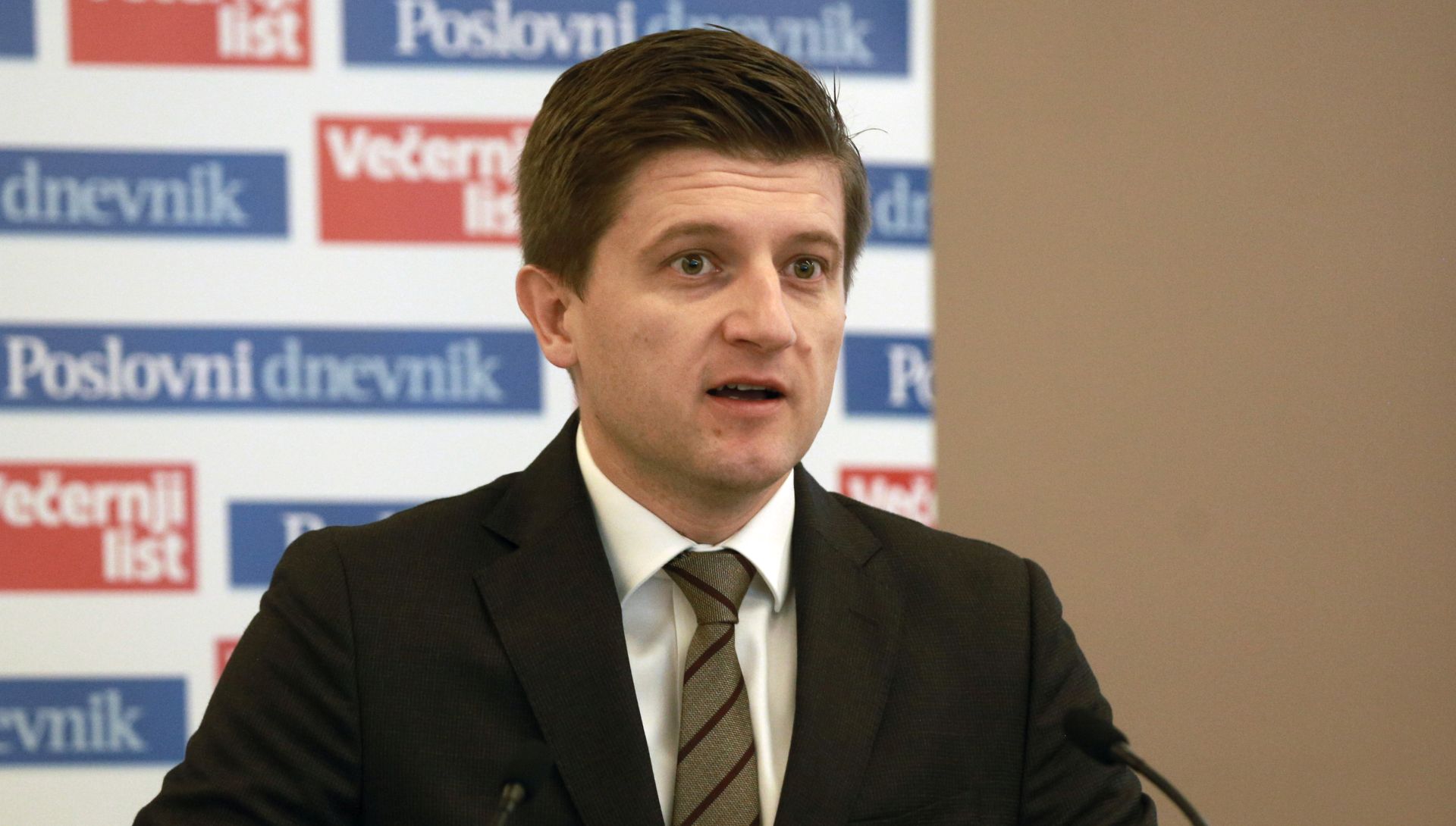 Zagreb, 30.10.2018 -  "Zagreb-financijsko središte: Ususret euru" - tema je konferencije koju su organizirali Poslovni dnevnik i Večernji list, a kojoj je cilj ukazati na dobre i loše strane uvođenja eura na vrijeme te potaknuti nacionalnu raspravu koja bi pomogla da hrvatsko gospodarstvo, ali i građani, uđu u eurozonu spremni. Na slici ministar financija Zdravko Marić.
Foto HINA/ Dario GRZELJ/ dag