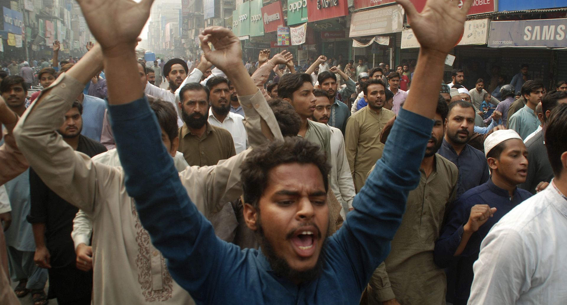 epa07134733 Supporters of Islamic political party Tehrik Labaik Pakistan march during a protest, a day after the Supreme Court acquitted Asia Bibi, a Christian accused of blasphemy, and annulled her death sentence for allegedly insulting the Prophet Muhammad in 2009, in Faisalabad, Pakistan, 01 November 2018. Radical Islamist groups protested on 01 November, in a number of Pakistan cities against the Supreme Court's decision to overturn the death sentence of Christian woman Asia Bibi, who had been convicted in 2010 of blasphemy.  EPA/REHAN KHAN