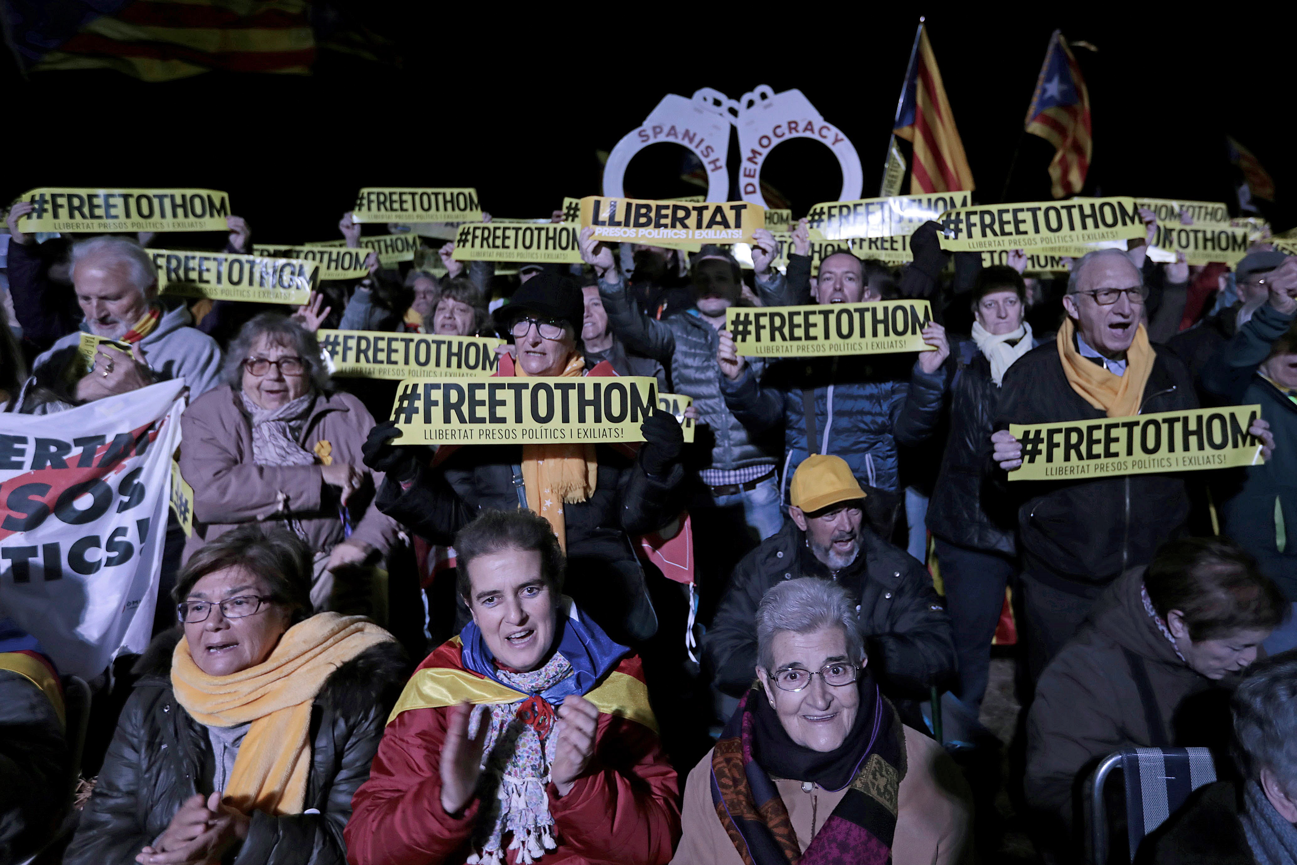epa07137569 People attend a protest on occasion of the first anniversary of the arrest of the civil leaders of Catalan leaders' imprisonment, at Lledoners' jail, in Barcelona, Catalonia, Spain, 02 November 2018.  EPA/SUSANNA SAEZ