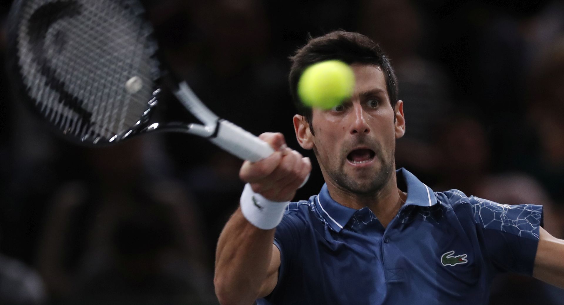 epa07139139 Novak Djokovic of Serbia returns the ball to  Roger Federer of Switzerland during their semifinal match at the Rolex Paris Masters tennis tournament in Paris, France, 03 November 2018.  EPA/CHRISTOPHE PETIT TESSON