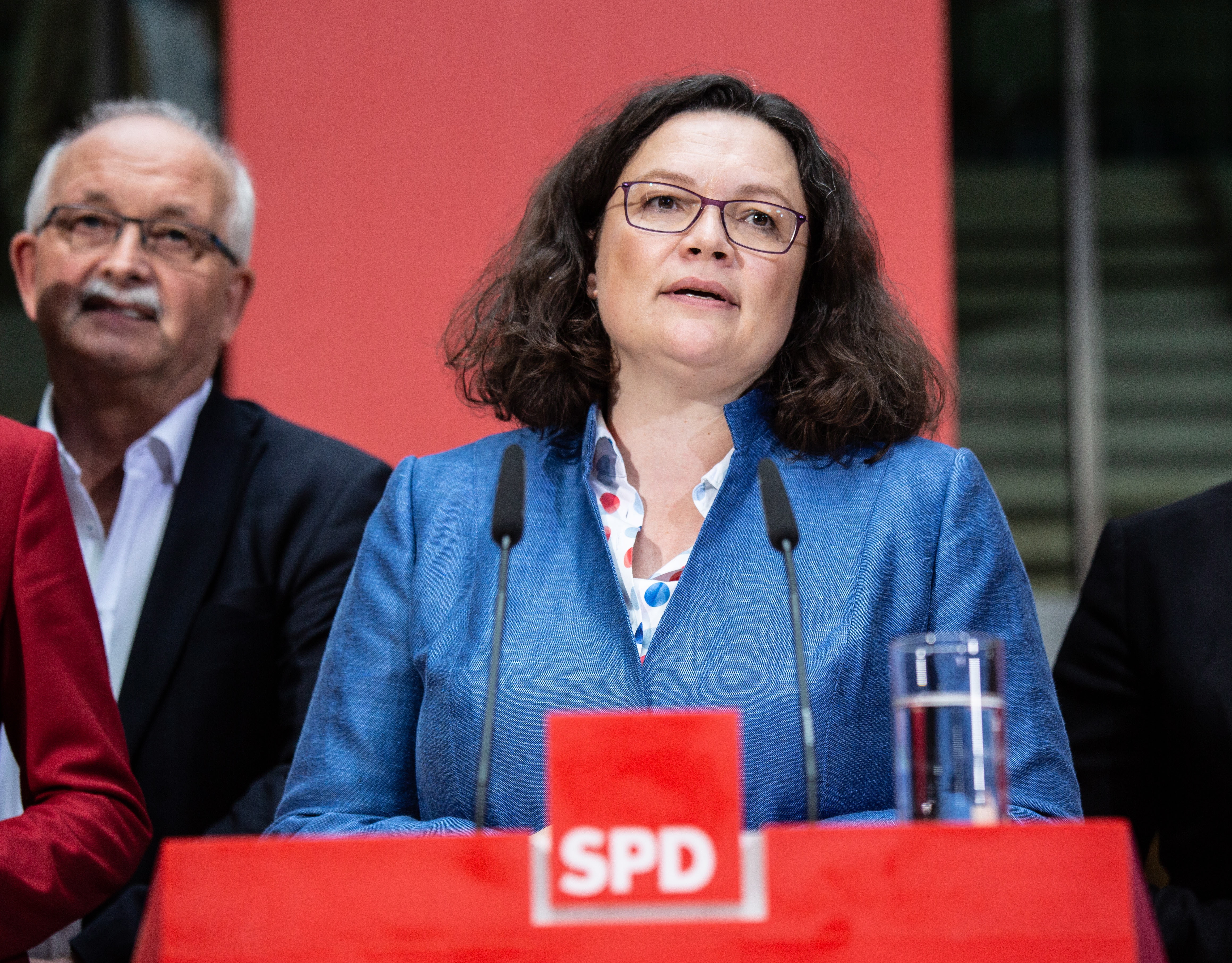 epa07142781 Leader of the German Social Democratic Party (SPD), Andrea Nahles speaks at a press conference with the rest of the party's leadership, after an extraordinary meeting of the SPD board at the SPD headquarters in Berlin, Germany, 05 November 2018. The SPD leadership met to discuss the political future of the party, amid weak turnouts in recent local state elections in Bavaria and Hesse.  EPA/OMER MESSINGER