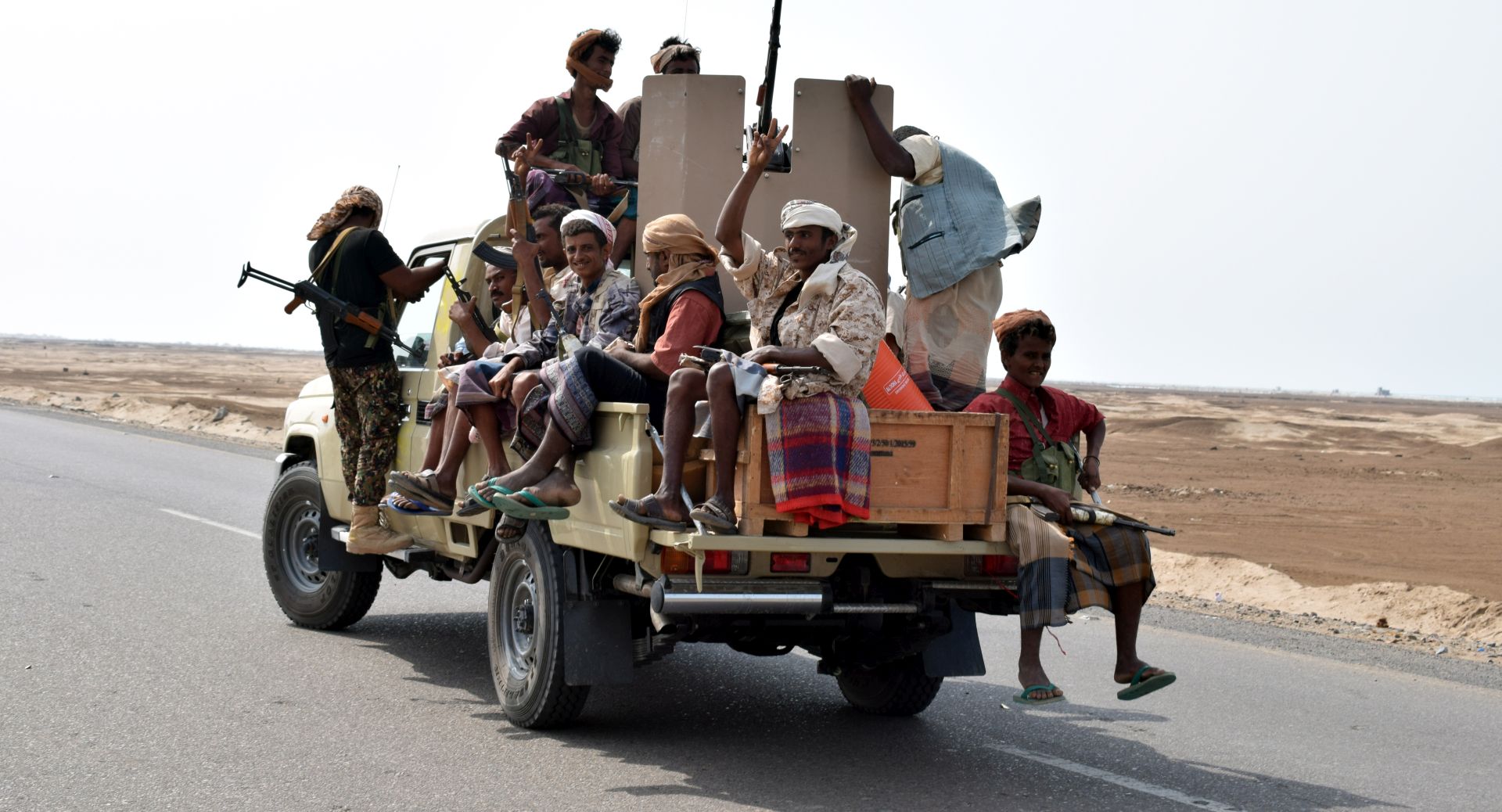 epa07143258 Yemeni government forces take part in military operations on Houthi positions in the port city of Hodeidah, Yemen, 05 November 2018. According to reports, more than 50 Houthi rebels and 17 Yemeni government loyalists were killed in clashes near the strategic port of Hodeidah in western Yemen as Yemeni government forces with the support of the Saudi-led military coalition intensified their attack against the Houthis-controlled port city of Hodeidah which government forces have been seeking to recapture since June.  EPA/STRINGER