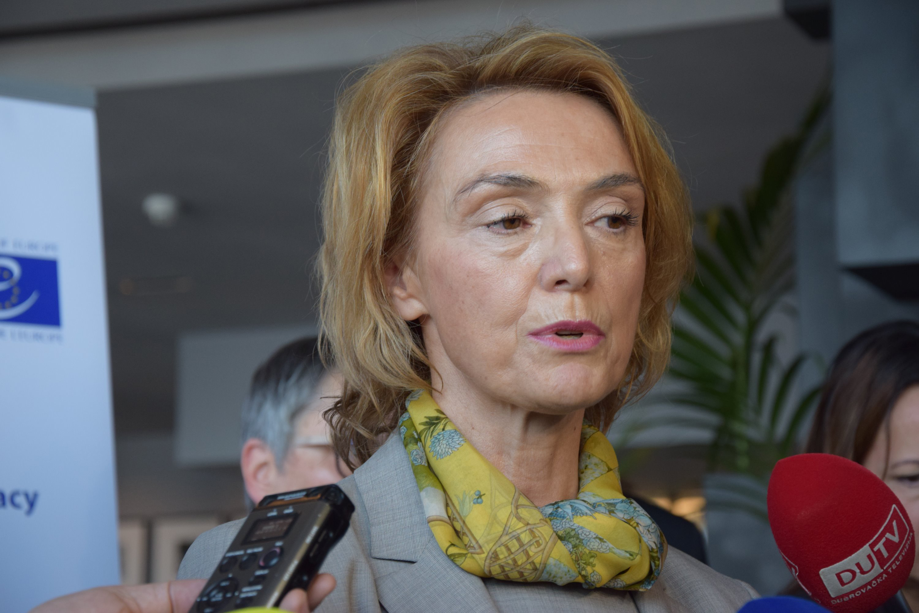 Dubrovnik, 06.11.2018. - Tijekom parlamentarne konferencije Izgradnja demokratske sigurnosti na Sredozemlju: zajednièki izazovi i odgovornosti izjavu za medije dali su predsjednik Hrvatskog sabora Gordan Jandrokoviæ, predsjednica Parlamentarne skuptine Vijeæa Europe Liliane Maury Pasquier i potpredsjednica Vlade RH i ministrica vanjskih i europskih poslova Marija Pejèinoviæ Buriæ. Na slici Marija Pejèinoviæ Buriæ.
foto HINA/ Baldo MARUNÈIÆ/ ik