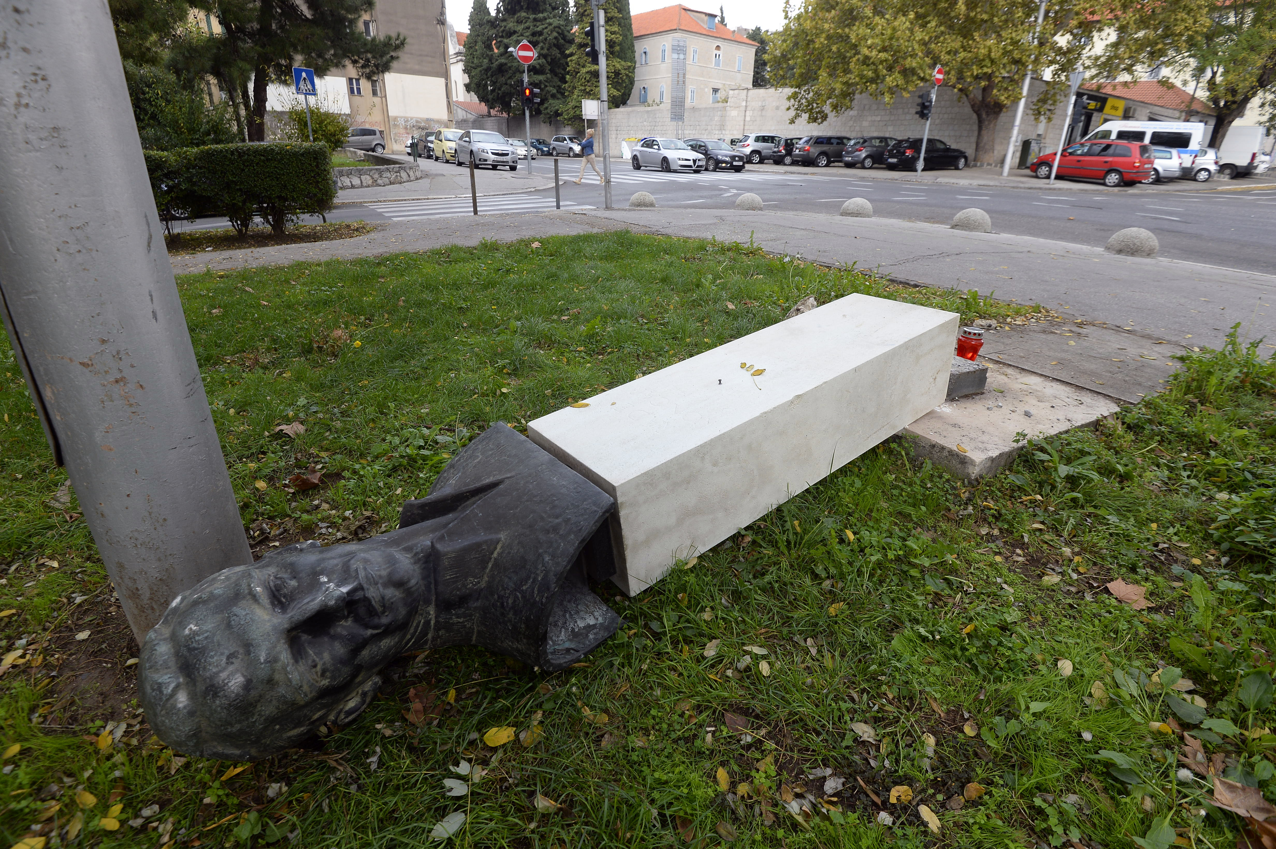 Split, 7.11.2018 -  Spomenik Radi Končaru na splitskim Bačvicama srušen je rano jutros, a muškarac koji je to napravio ozlijeđen je, doznaje se u srijedu u splitskoj policiji. Prema dosadašnjim informacijama jutros u 4,35 sati, u parku na Bačvicama, muškarac je iz ležišta, zajedno s postoljem izbacio spomenik Radi Končaru, koji su mu potom pali na nogu ozlijedivši ga. Trenutno se nalazi u KBC Split na liječničkoj obradi, a policija je započela kriminalističku istragu.
Foto HINA/ Mario STRMOTIĆ/ ms