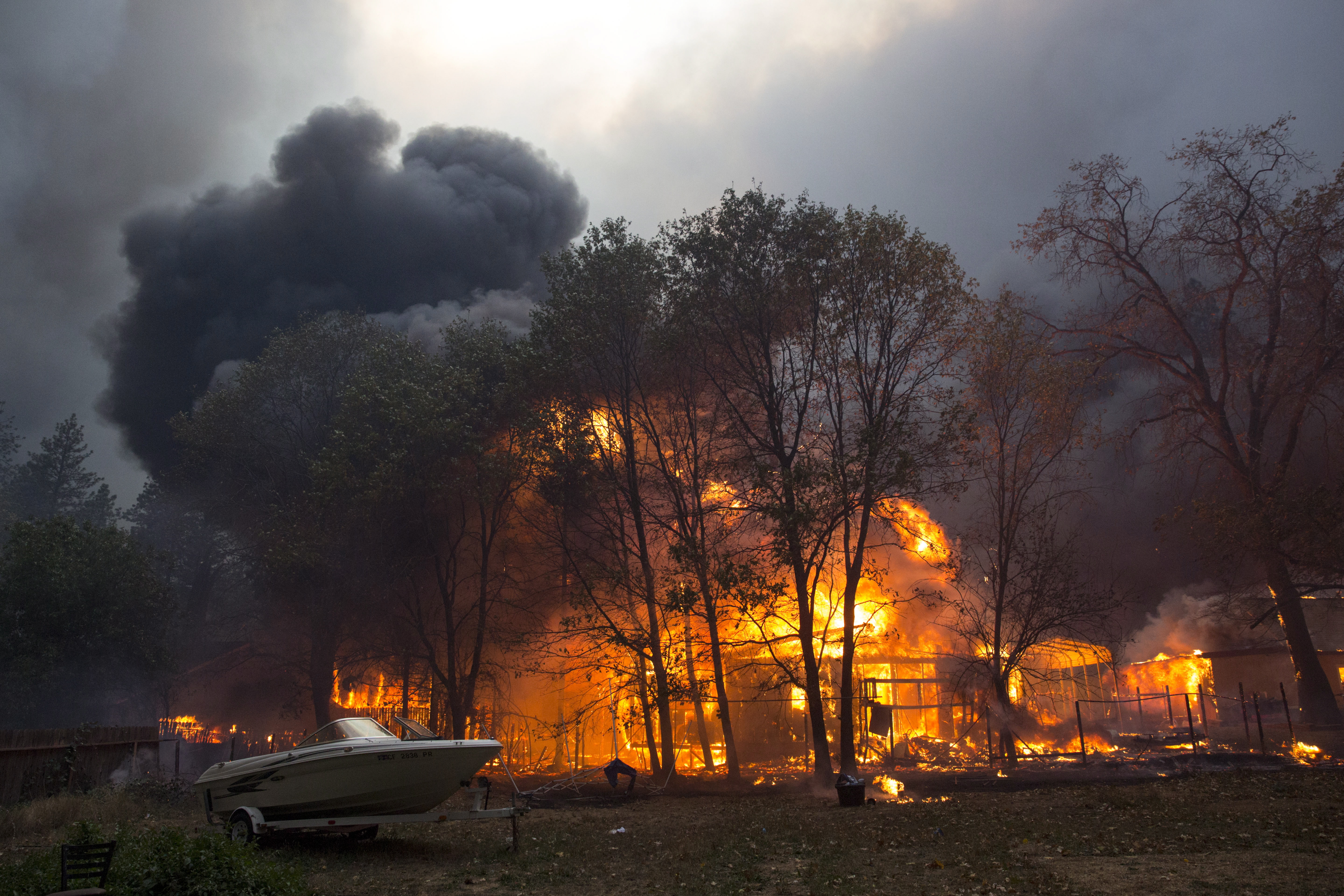 epa07152486 Buildings are consumed by flames during the Camp Fire, as it burns out of control through Paradise, fueled by high winds in Butte County, California, USA, 08 November 2018. The nearby communities of Pulga, Paradise and Concow, have been ordered to evacuate the area.  EPA/PETER DASILVA