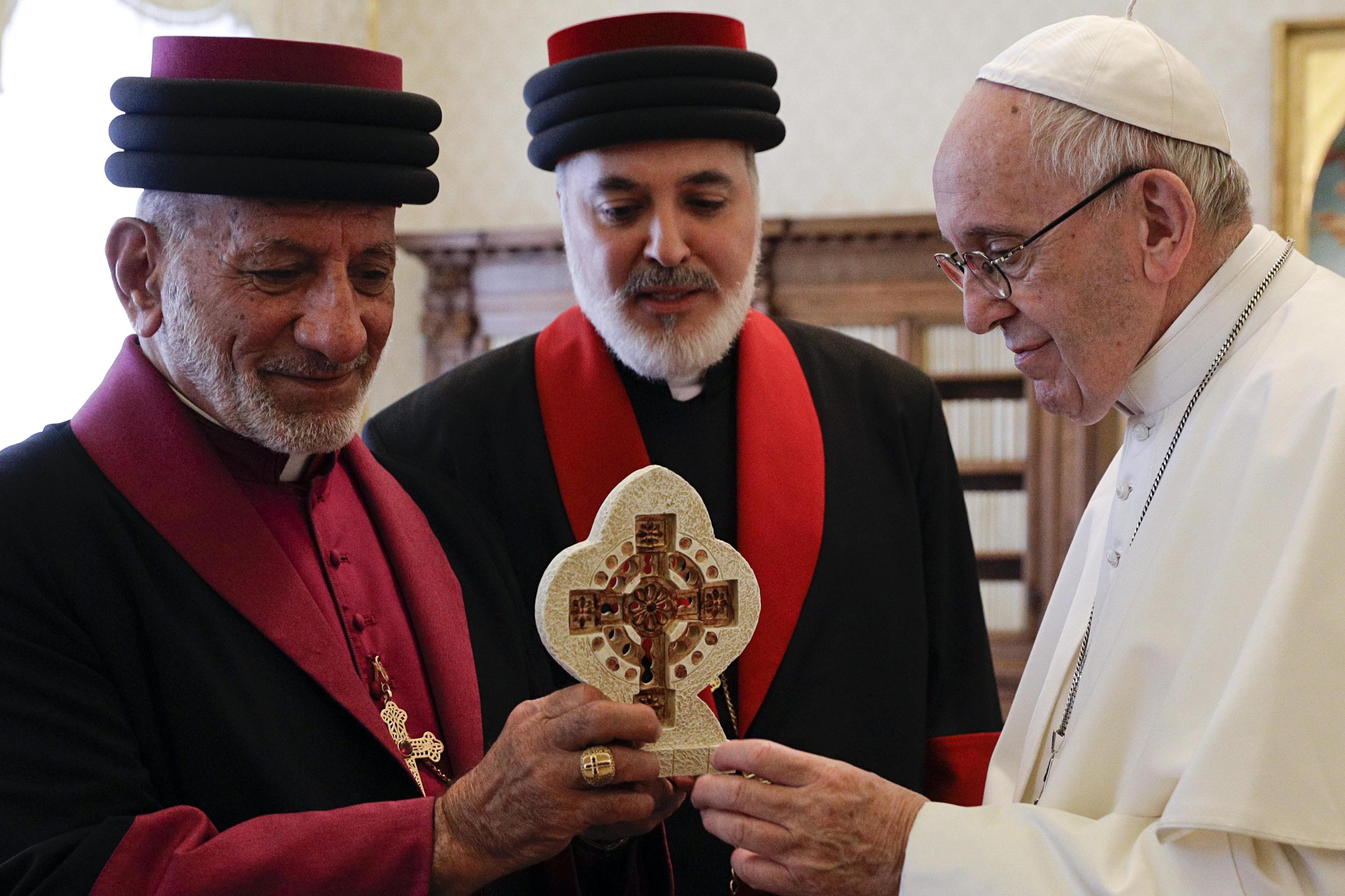 epa07153046 Pope Francis (R) is presented with a gift by Mar Gewargis III, Patriarch of the Assyrian Church of the East, during a private audience at the Vatican, 09 November 2018.  EPA/Gregorio Borgia / POOL