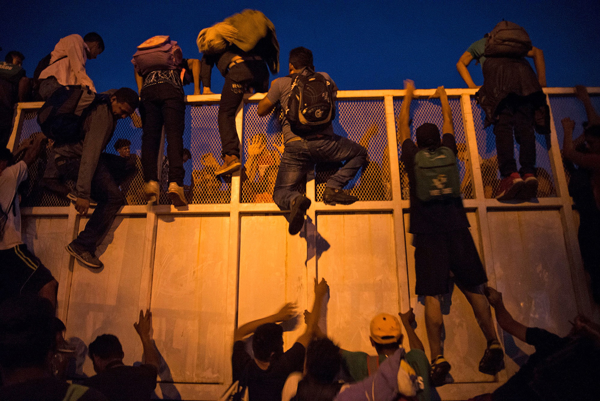 epa07154635 Members of the second migrant caravan depart from the municipality of Matias Romero Oaxaca, to the state of Veracruz, Mexico, 09 November 2018. After failing to get the UN to provide them with free transportation, thousands of migrants agreed to prepare to leave the capital on 10 November and resume their march on foot to the United States.  EPA/LUIS VILLALOBOS
