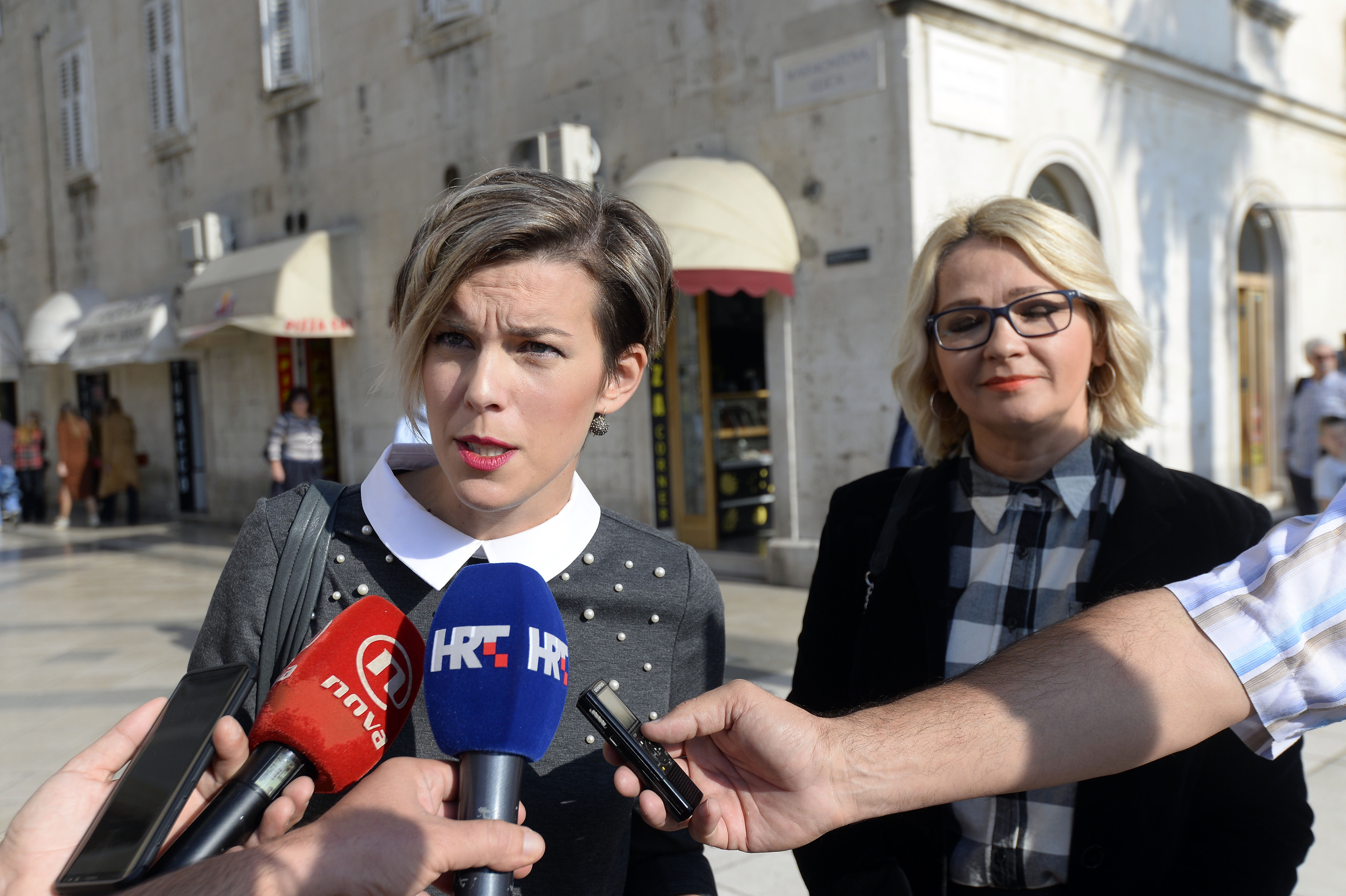 Split, 10.11.2018 - Konferencija za novinare građanske inicijative Narod odlučuje. Na slici Ivana Bilić Antičević i Sanja Bilać.
foto HINA/ Mario STRMOTIĆ /ms