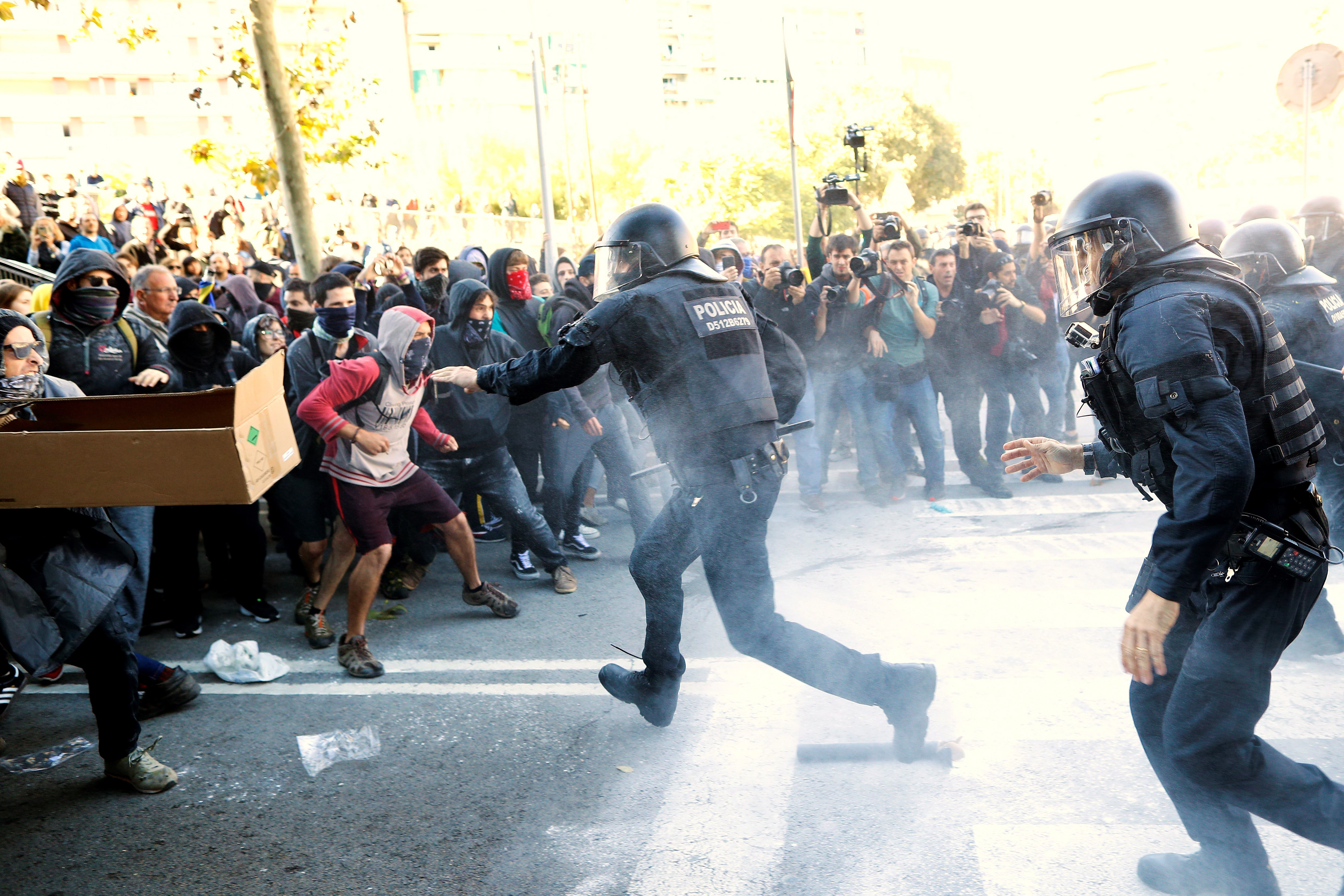 epa07155290 Members of the Committees for the Defense of the Republic (CDR) clash with Catalan regional policemen or Mossos d'Esquadra as they try to march towards the Arc de Triomf to boycott a protest called by the Jusapol police trade union, in Barcelona, northeastern Spain, 10 November 2018.  EPA/ALEJANDRO GARCIA