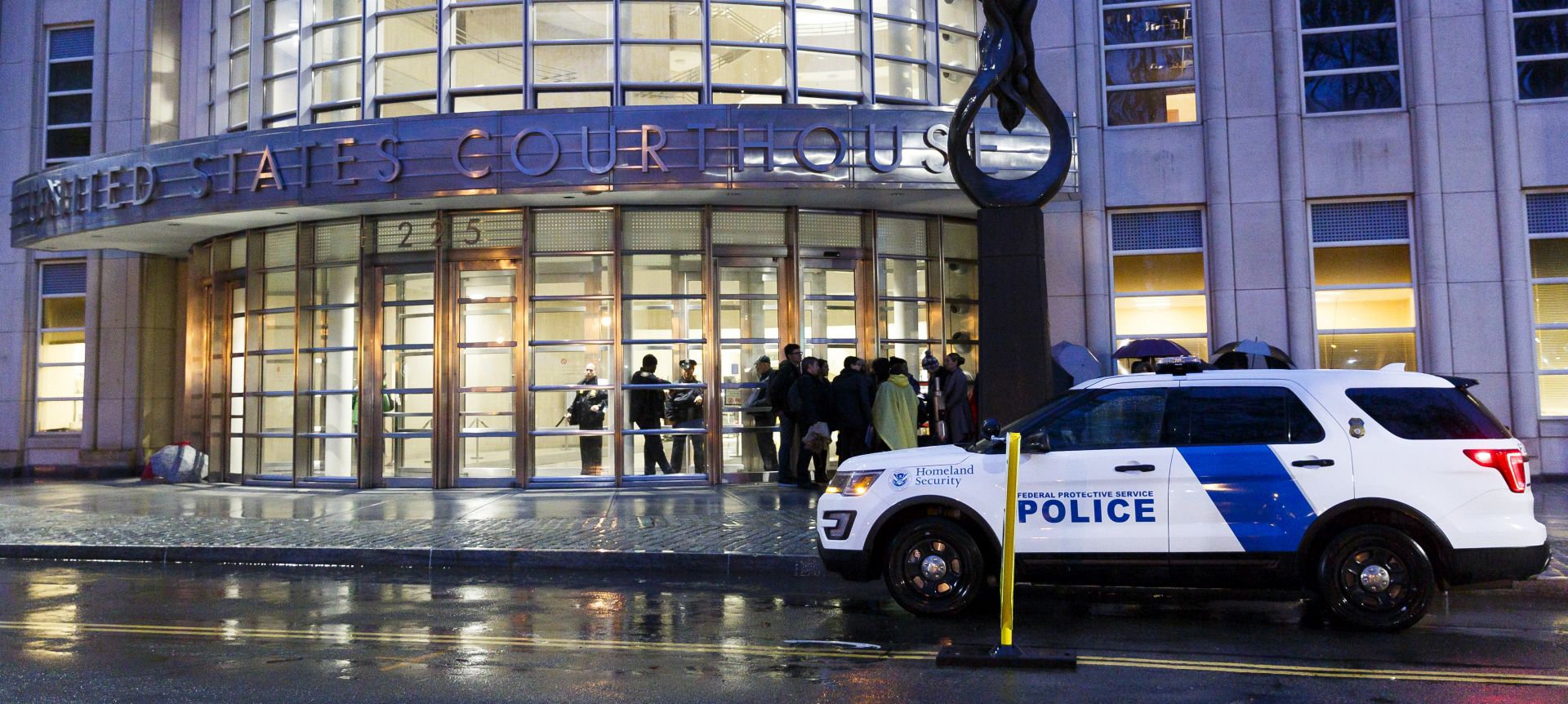 epa07162426 Police in front of the United States District Court for the Eastern District of New York where the trial of Joaquin 'El Chapo' Guzman begins today in Brooklyn, New York, USA, 13 November 2018. Guzman is facing multiple charges of money laundering and for directing murders and kidnappings while he allegedly ran a drug cartel.  EPA/JUSTIN LANE