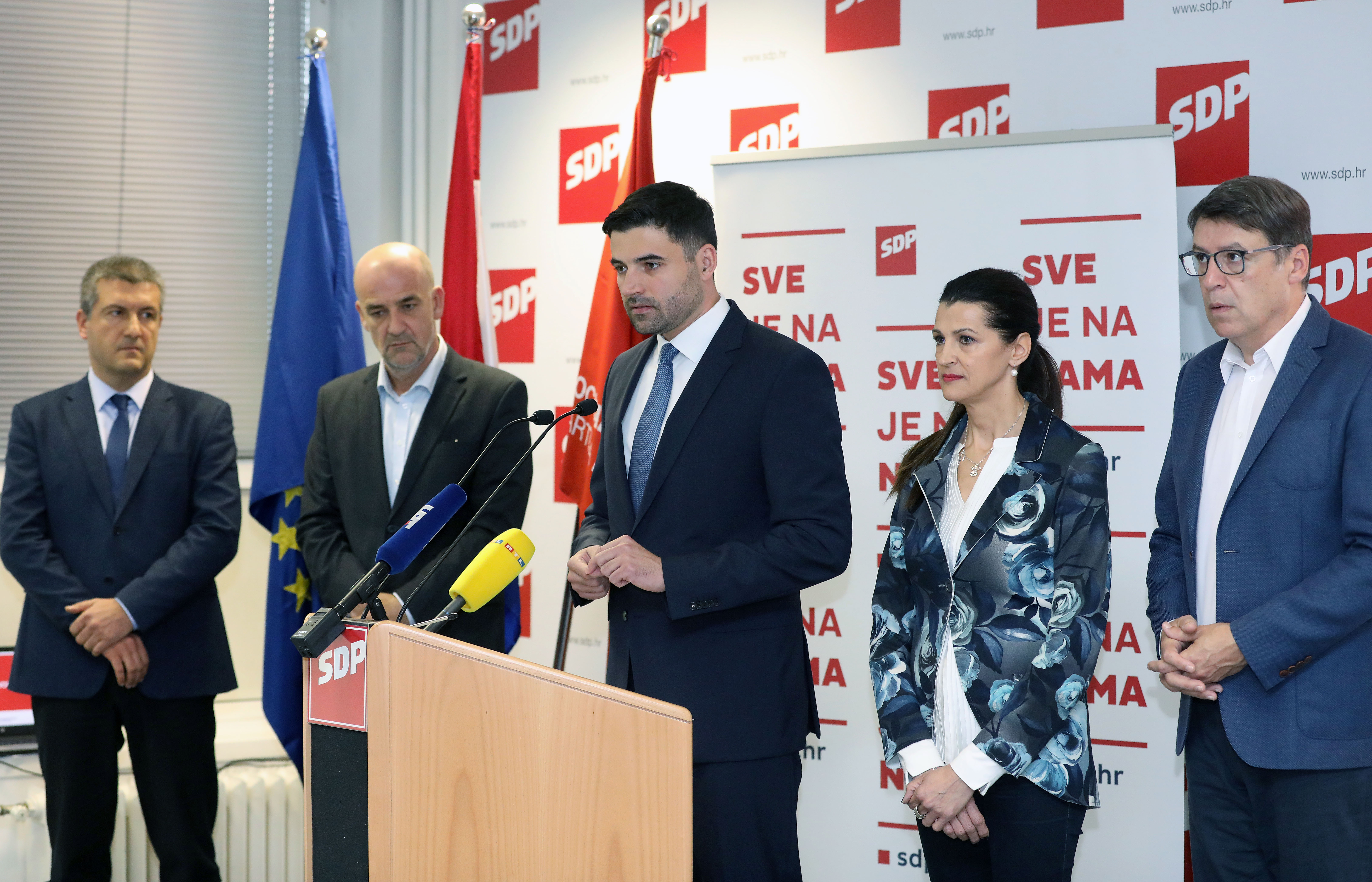 Zagreb, 13.11.2018. - Na konferenciji za medije predstavljena SDP-ova zdravstvena politika. Na fotografiji èlan Savjeta za zdravstvo Joko Mariæ, predsjednik SDP-ovog Savjeta za zdravstvo Danko Velimir Vrdoljak, predsjednik stranke Davor Bernardiæ, èlanica Predsjednitva SDP-a i saborska zastupnica Romana Jerkoviæ, saborski zastupnik eljko Jovanoviæ. foto HINA/ Lana SLIVAR DOMINIÆ/ lsd