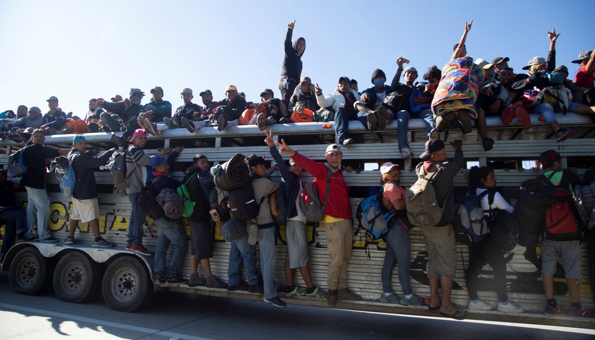 epa07163429 Members of the second caravan of Central American migrants continue their march to the United States on roads in the state of Jalisco, Mexico, 13 November 2018. More than 9,000 Central American migrants divided into several caravans travel through Mexico to the United States, a month after the mass exodus began in Honduras.  EPA/FRANCISCO GUASCO
