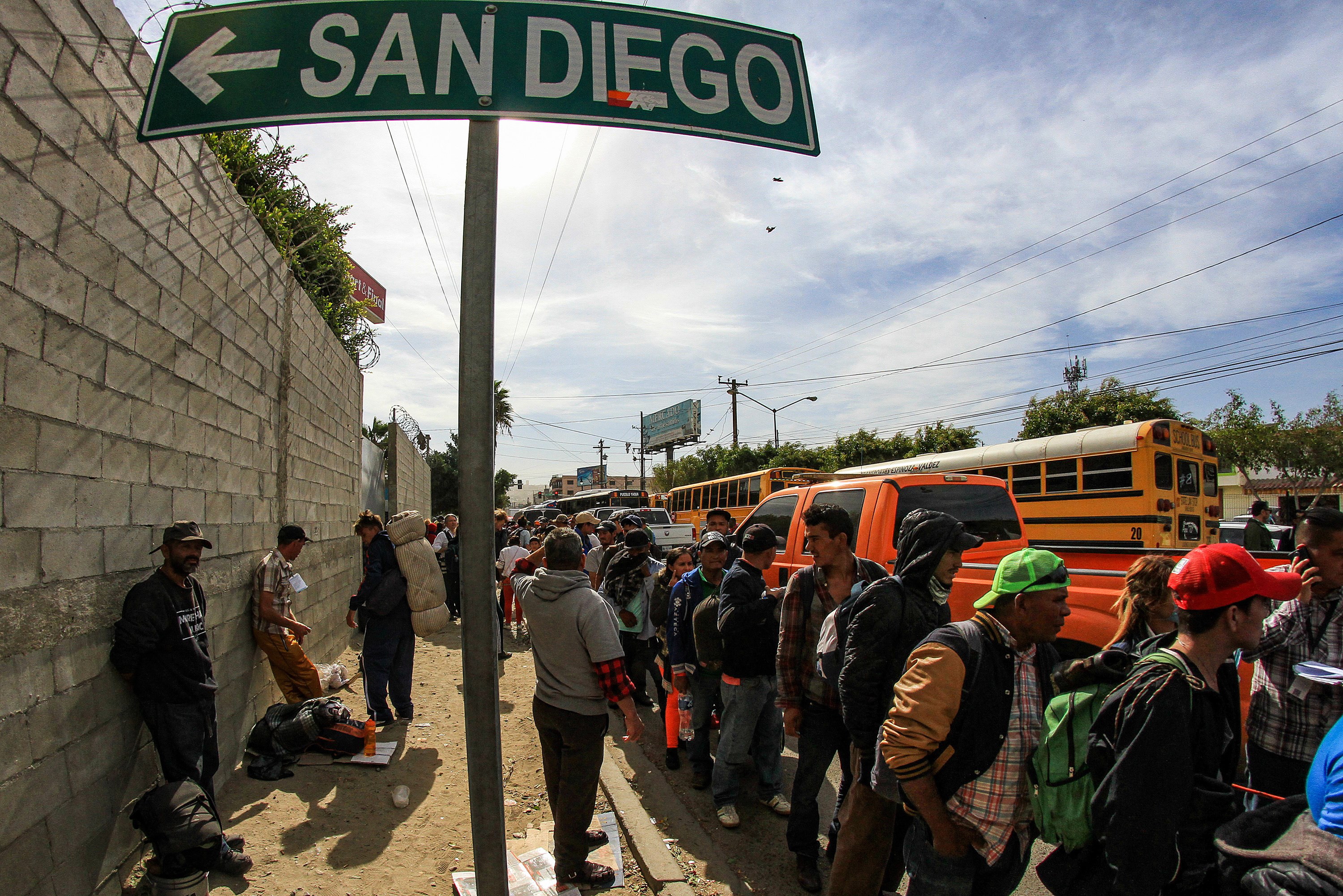 epa07163847 Members of the caravan of Central American migrants arrive in Tijuana, Baja California, Mexico, 13 November 2018. Dozens of Central American migrants reached the US-Mexico border, and some climbed the fence that divides both countries, a first step in their final goal of entering the United States.  EPA/JOEBETH TERRIQUEZ