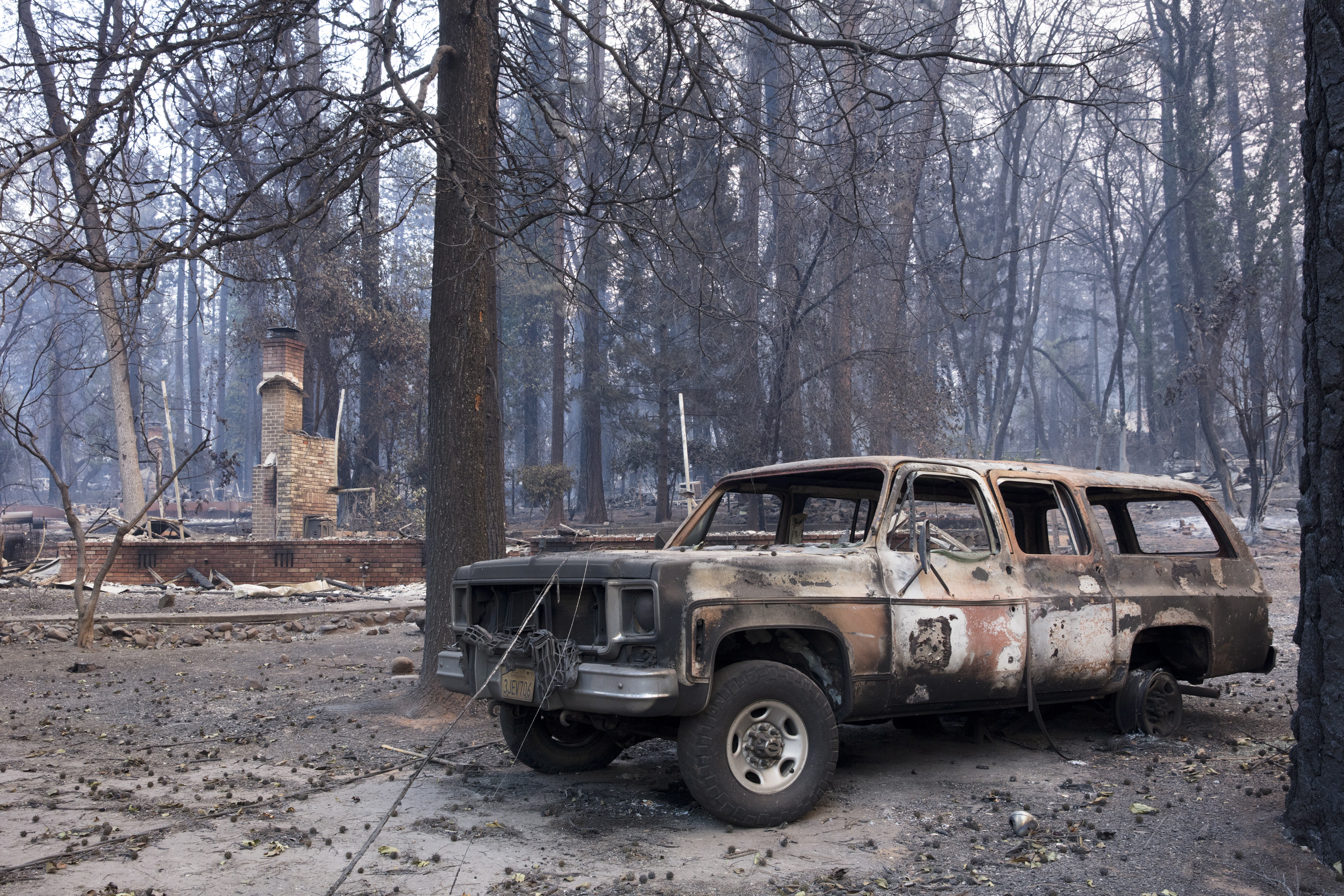 epa07160090 A burned out vehicle sits in the driveway of a Paradise home as the Camp Fire continues to burn through the region, fueled by high winds in Butte County, California, USA, 11 November 2018. The nearby communities of Pulga, Paradise and Concow, have been ordered to evacuate the area.  EPA/PETER DASILVA